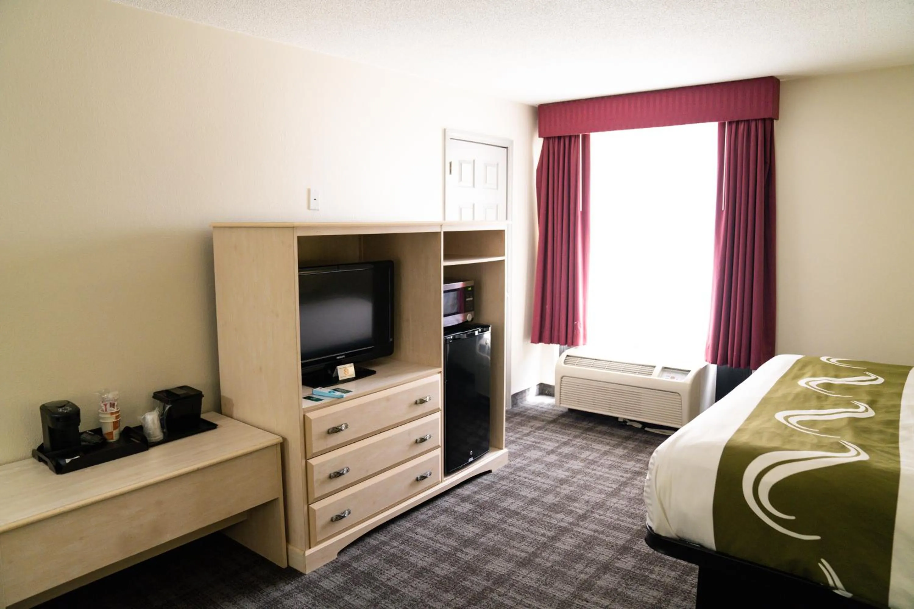 TV and multimedia, Bed in Quality Inn Seymour I-65