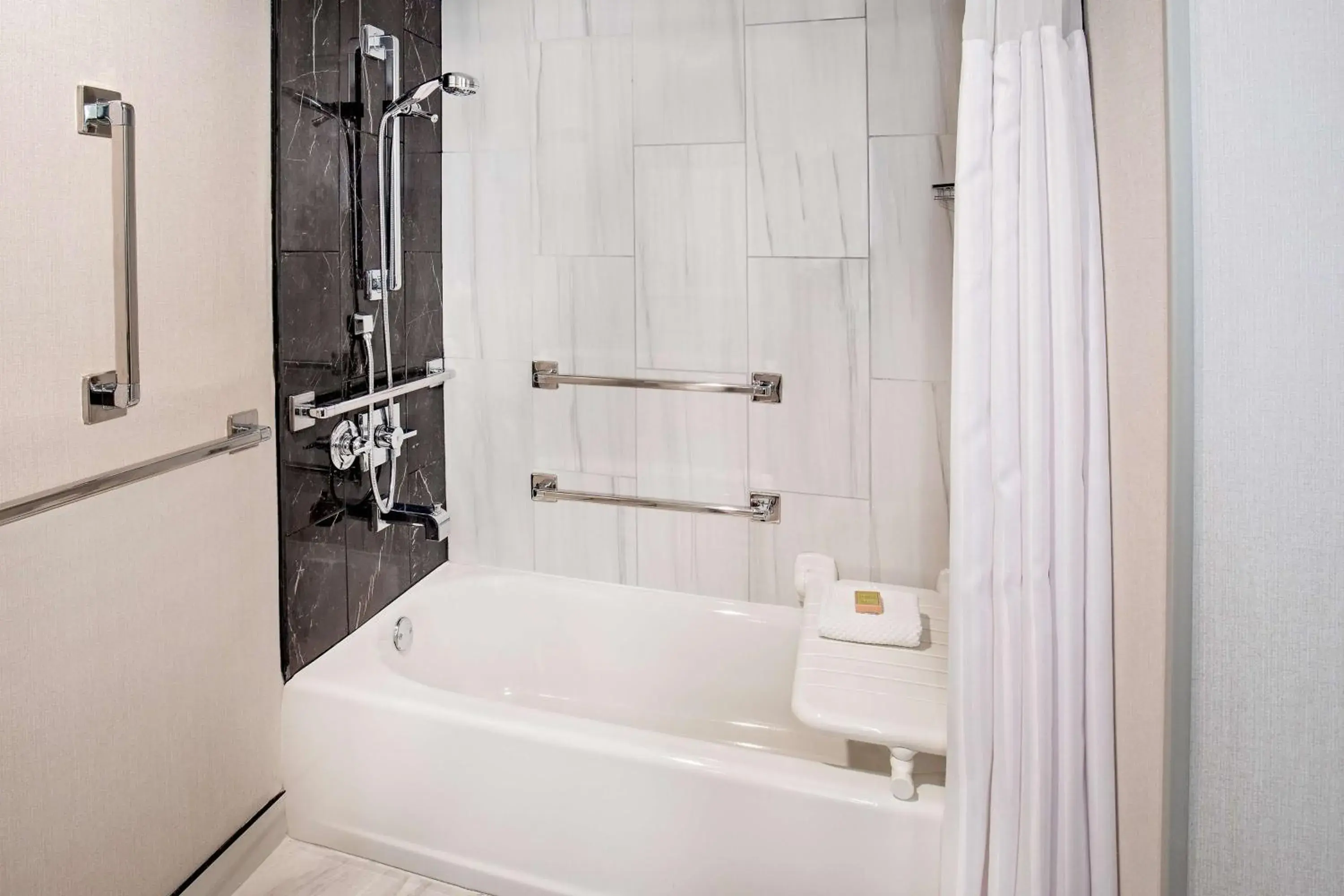 King Room with Bath Tub - Mobility and Hearing Access/Non-Smoking in DoubleTree by Hilton Washington DC North/Gaithersburg King Room with Bath Tub - Mobility and Hearing Access/Non-Smoking in DoubleTree by Hilton Washington DC North/Gaithersburg