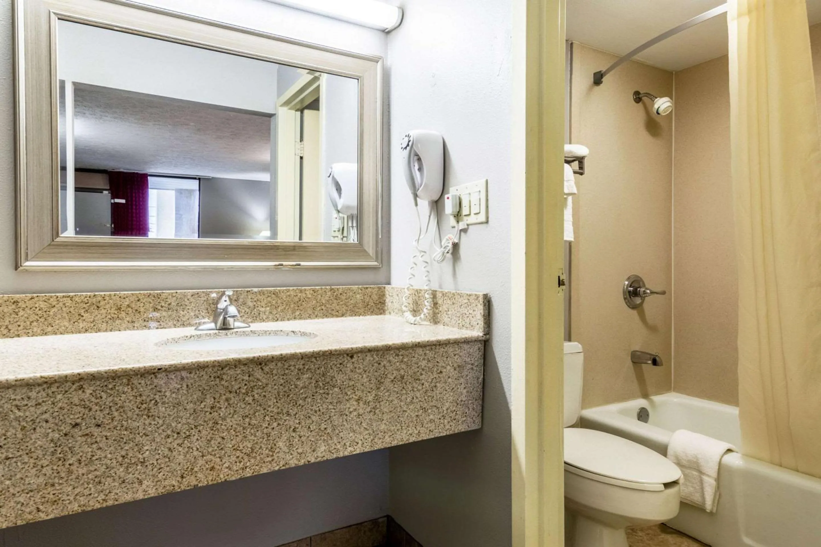 Bathroom in Econo Lodge Seymour