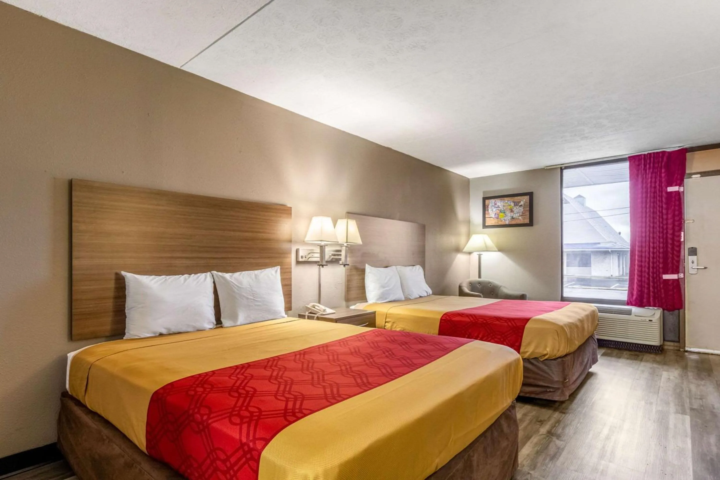 Photo of the whole room, Bed in Econo Lodge Seymour