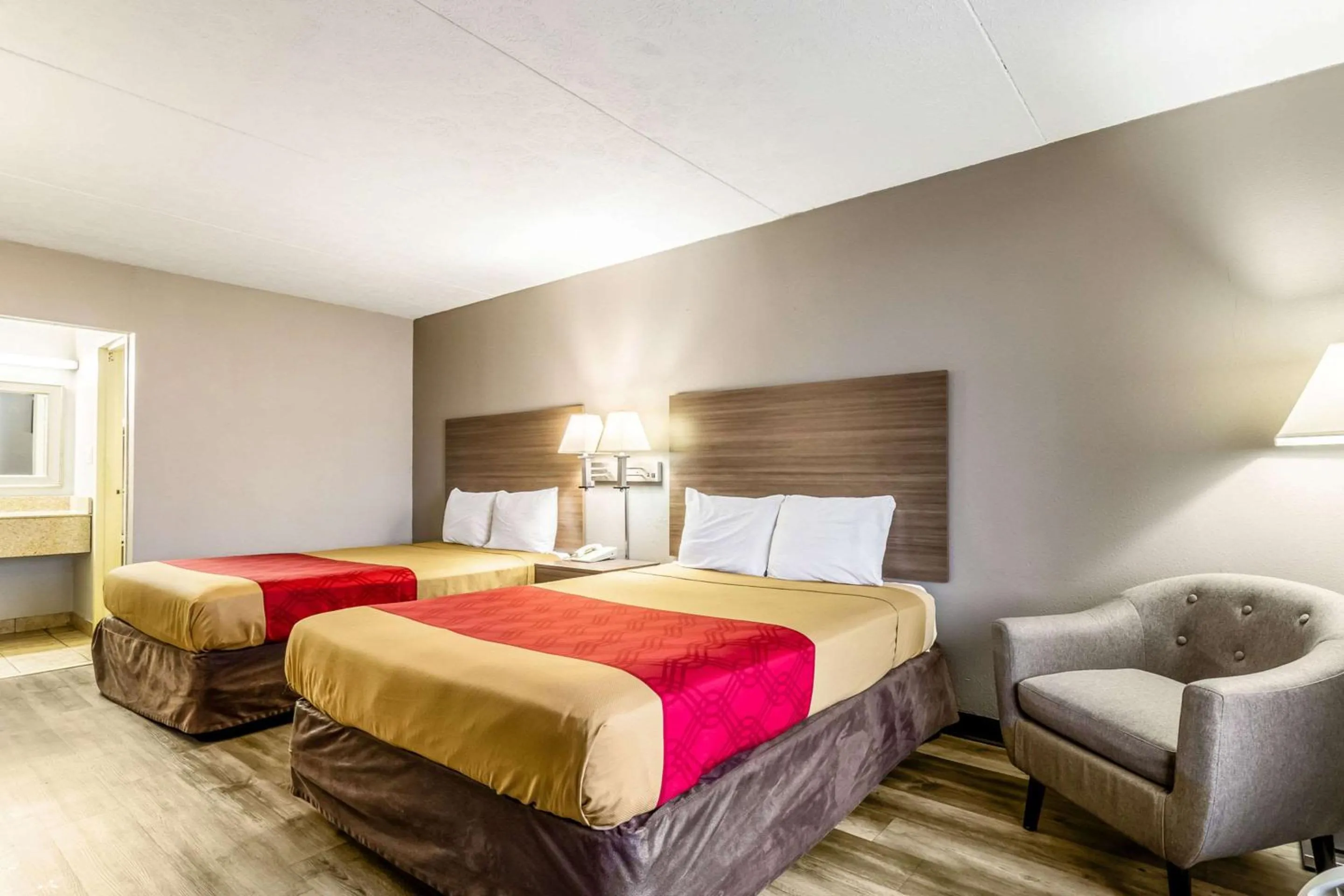 Photo of the whole room, Bed in Econo Lodge Seymour