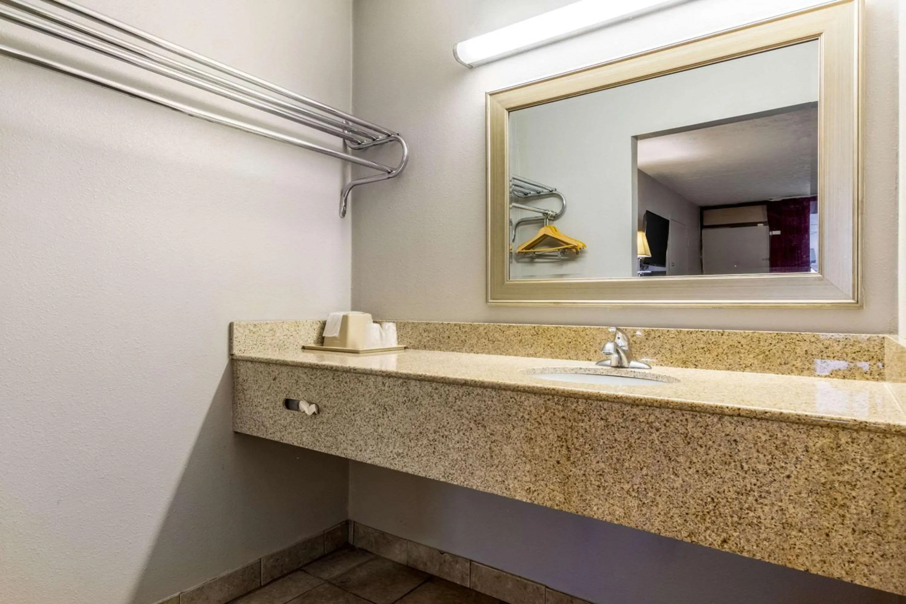 Bathroom in Econo Lodge Seymour