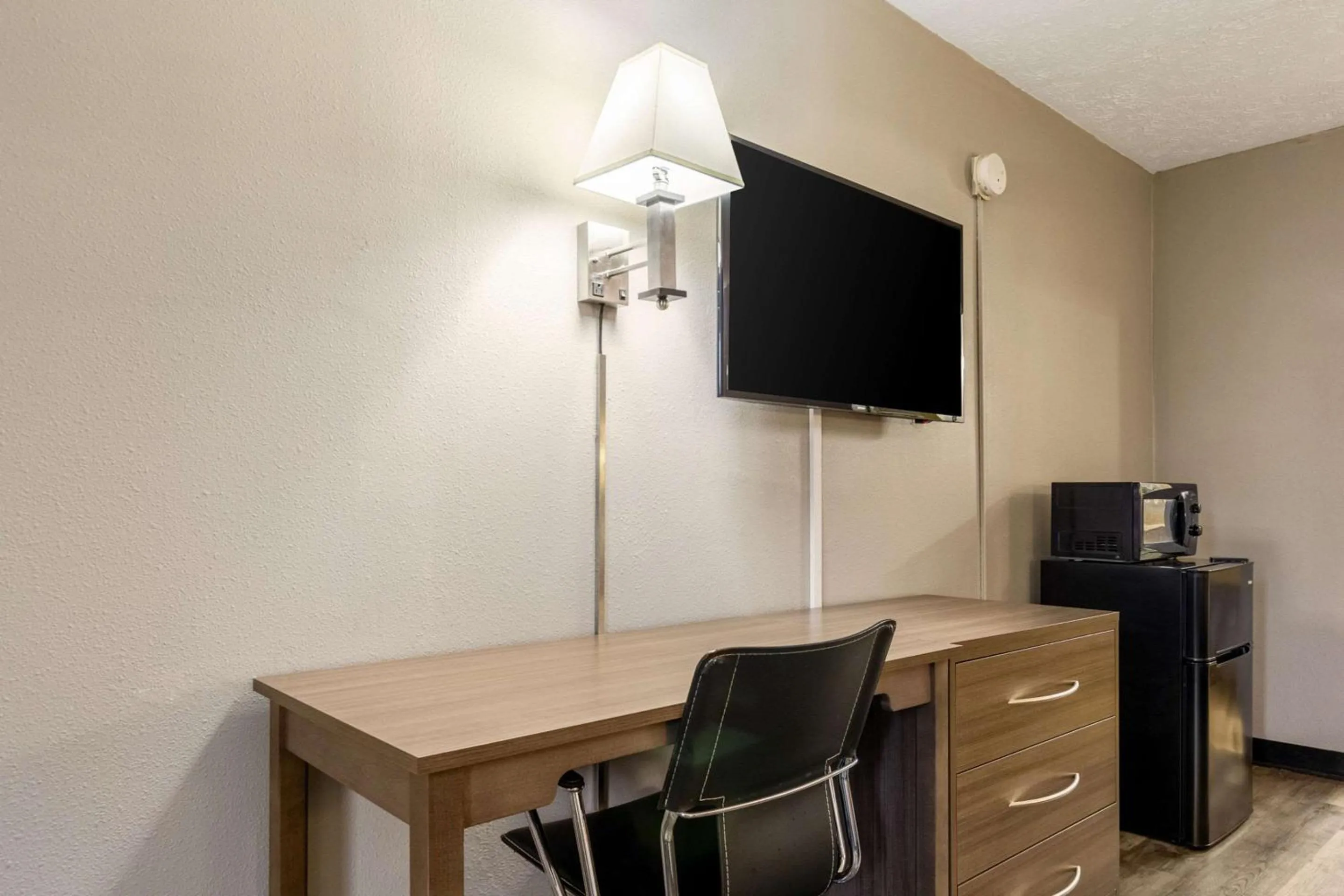 Photo of the whole room in Econo Lodge Seymour