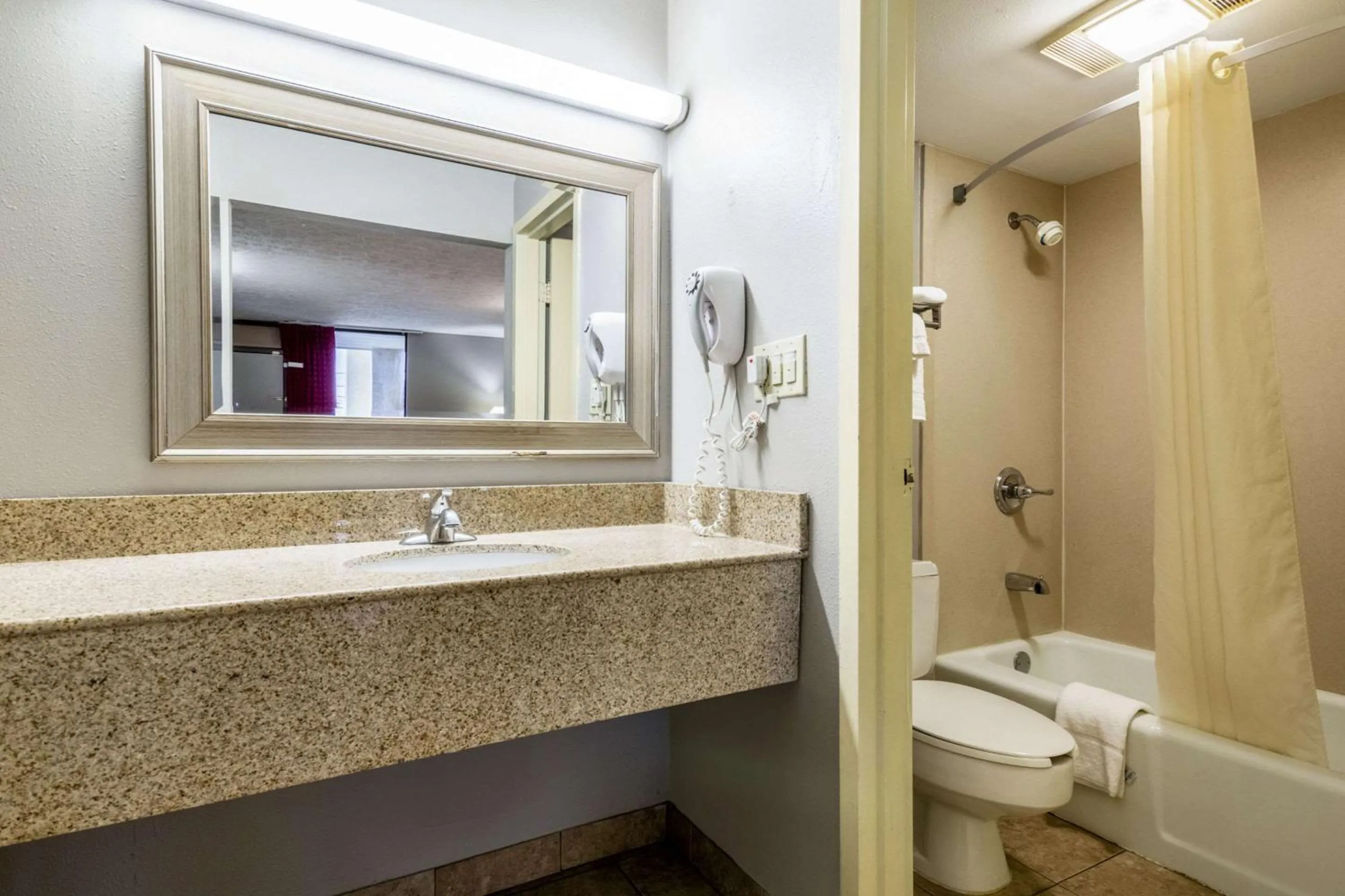 Bathroom in Econo Lodge Seymour