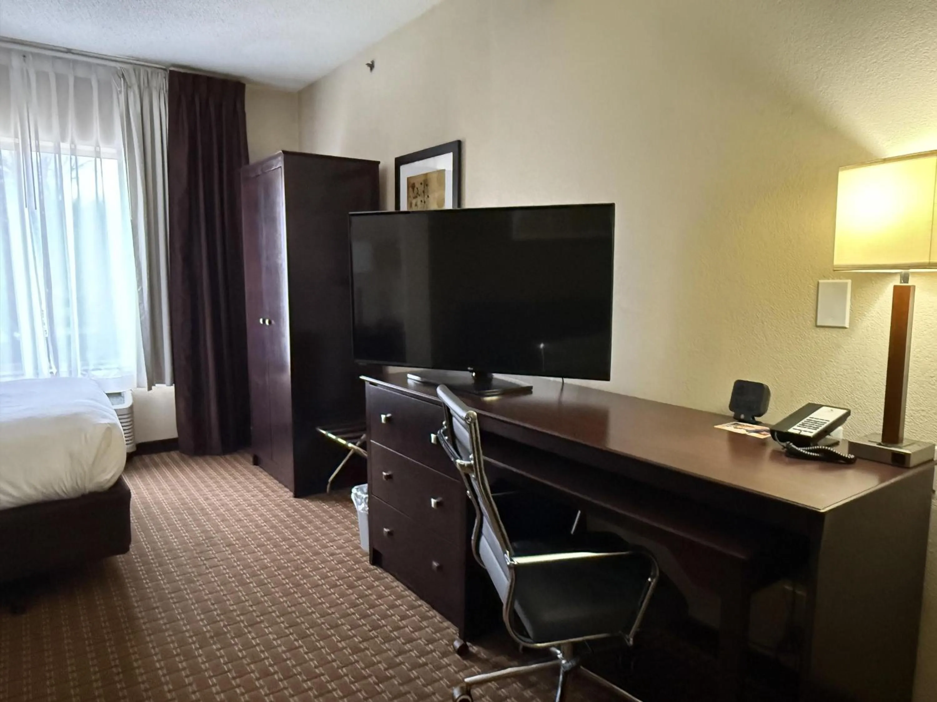 Bedroom, Bed in SureStay by Best Western Marion