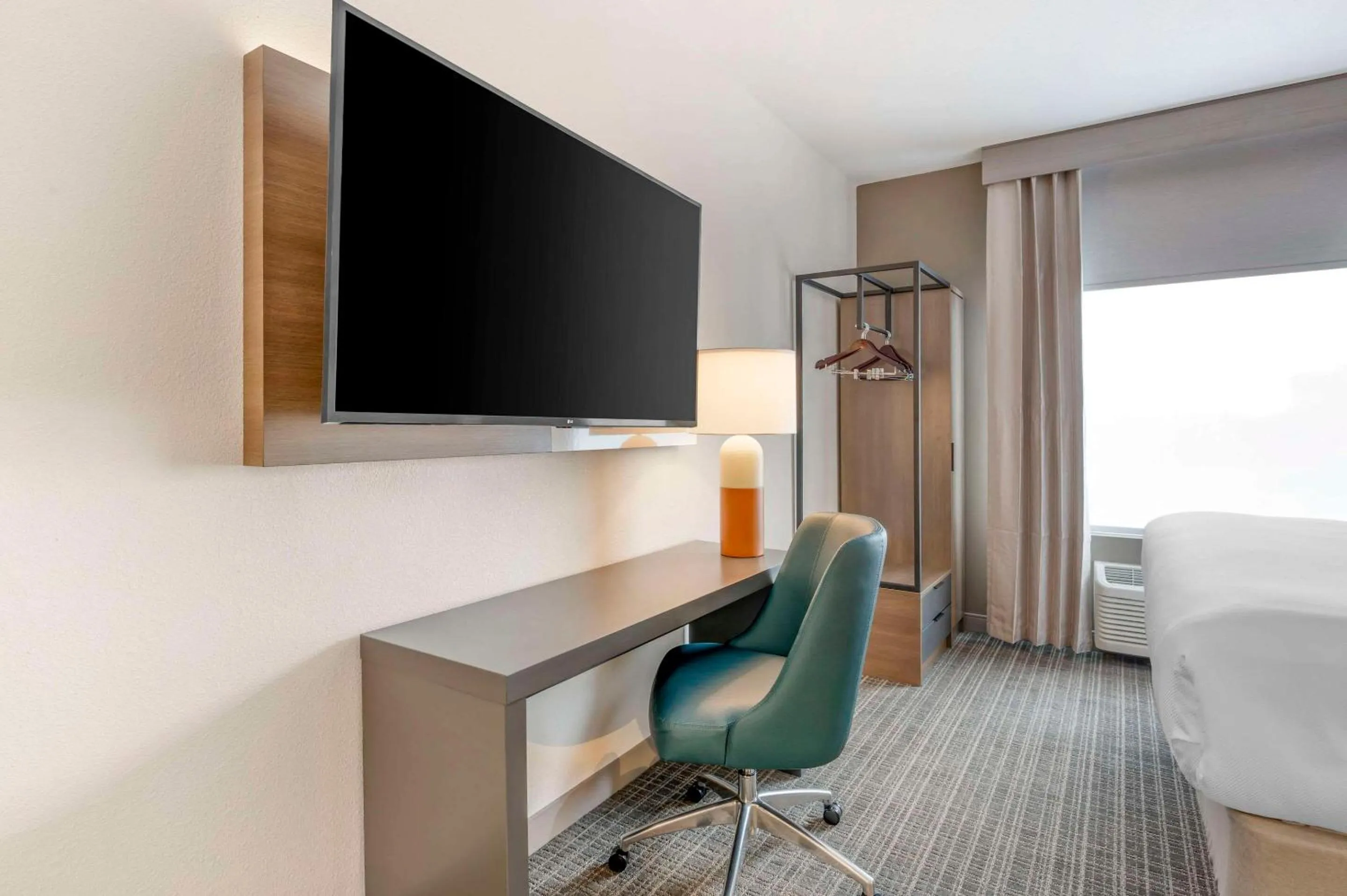 Bedroom, Bed in Comfort Suites Fort Wayne - Southwest