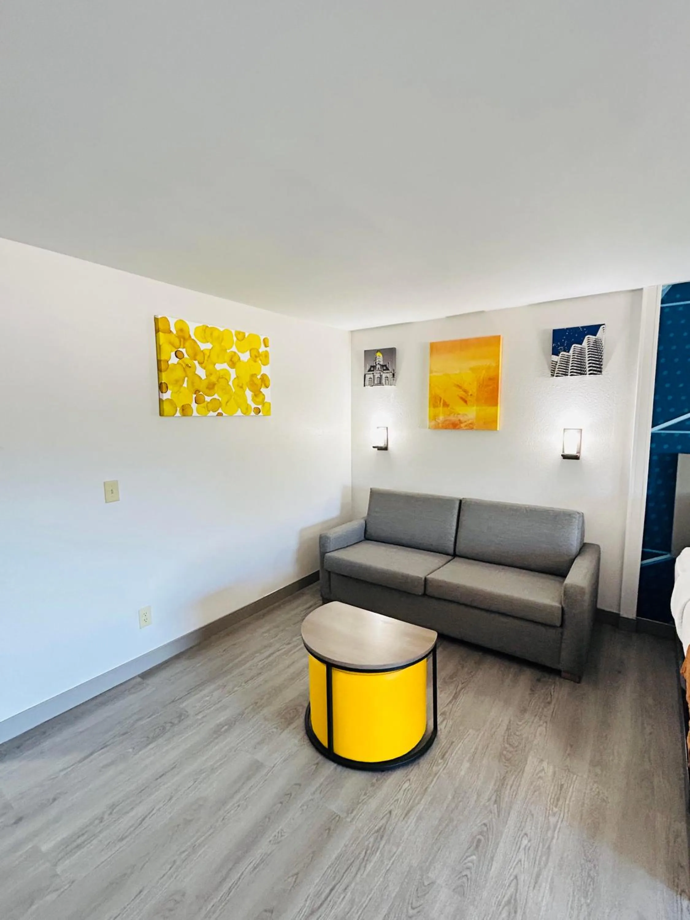 Living room in Comfort Suites Terre Haute University Area