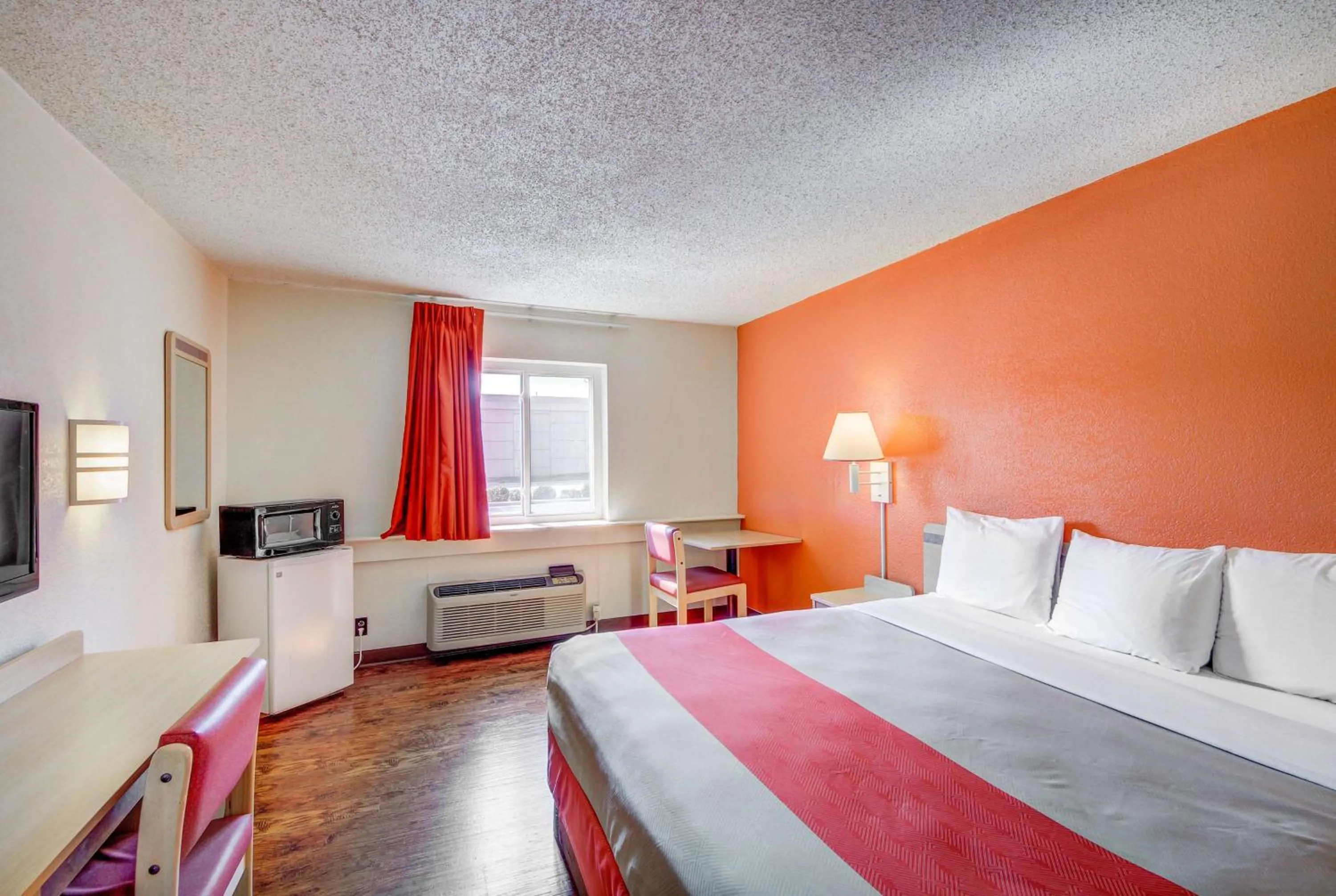 TV and multimedia, Bed in Motel 6-Wichita, KS