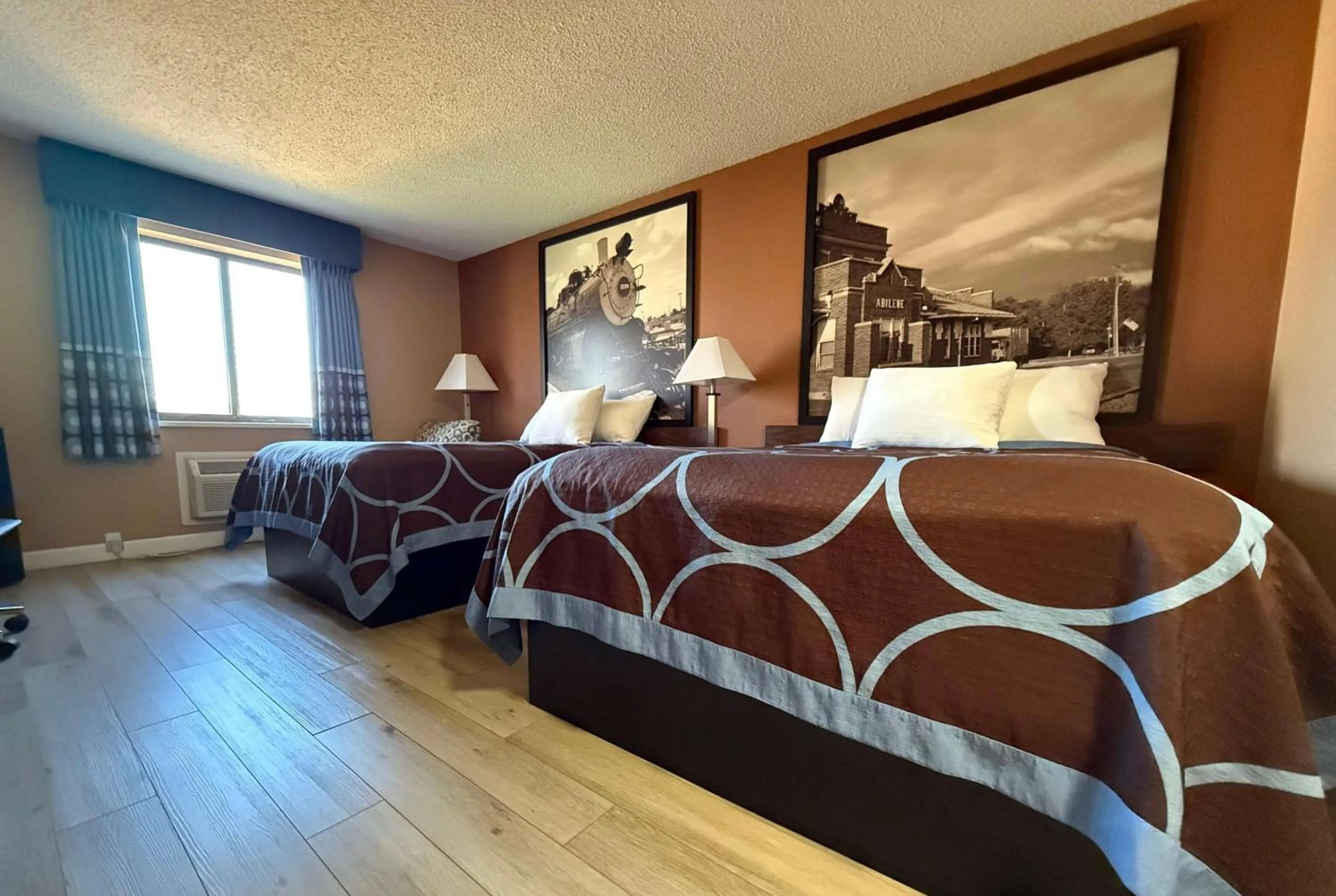 Photo of the whole room, Bed in Super 8 by Wyndham Hutchinson