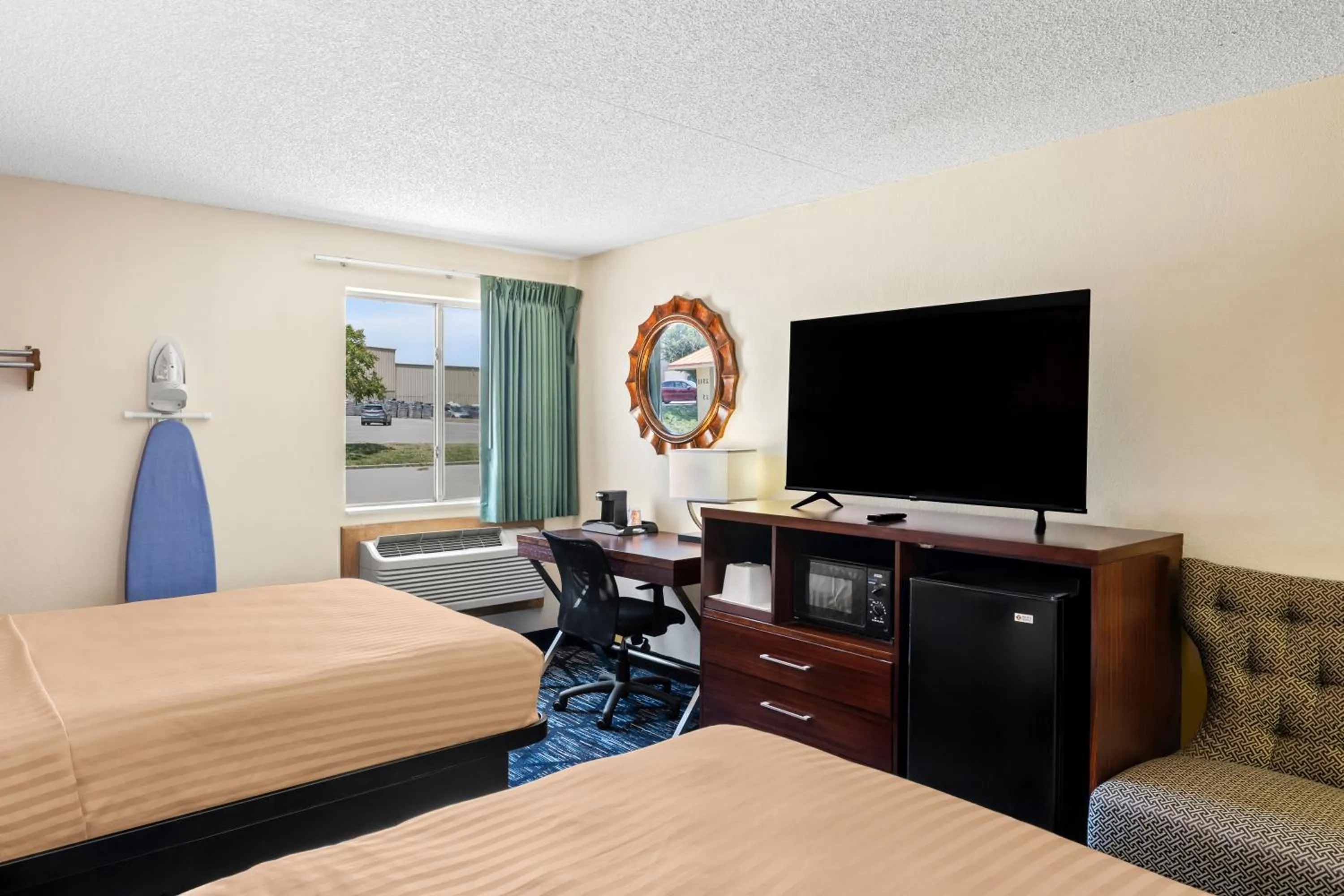 Bed in Econo Lodge Emporia