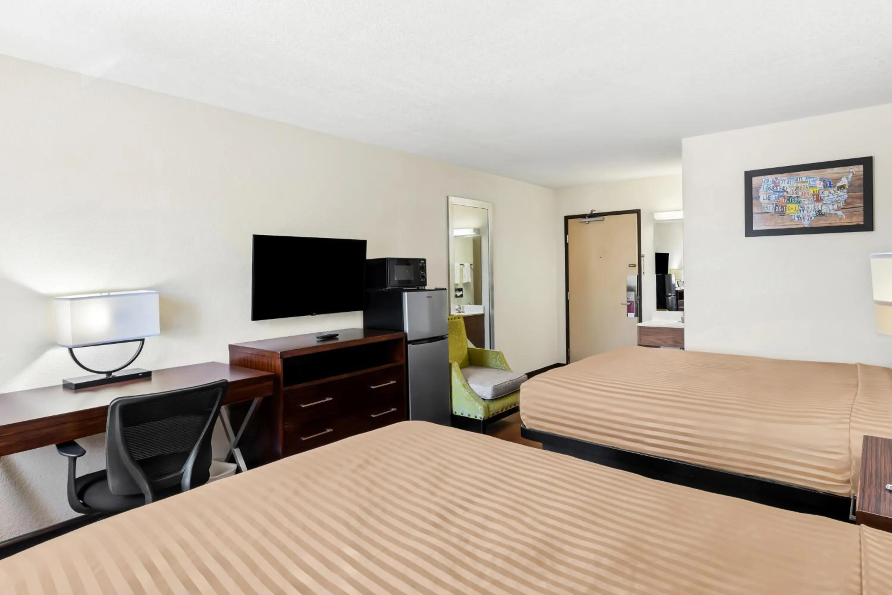 Bed in Econo Lodge Emporia