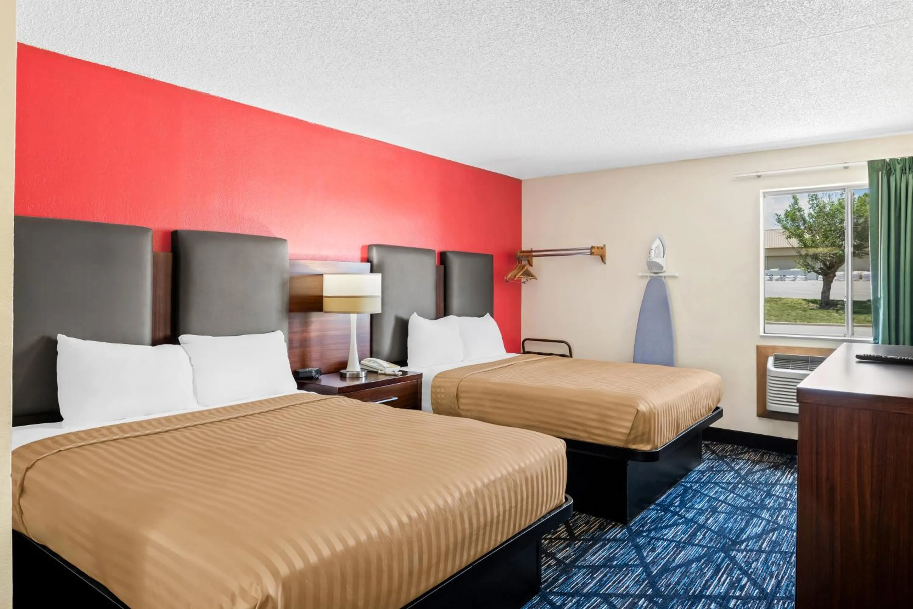 Bed in Econo Lodge Emporia