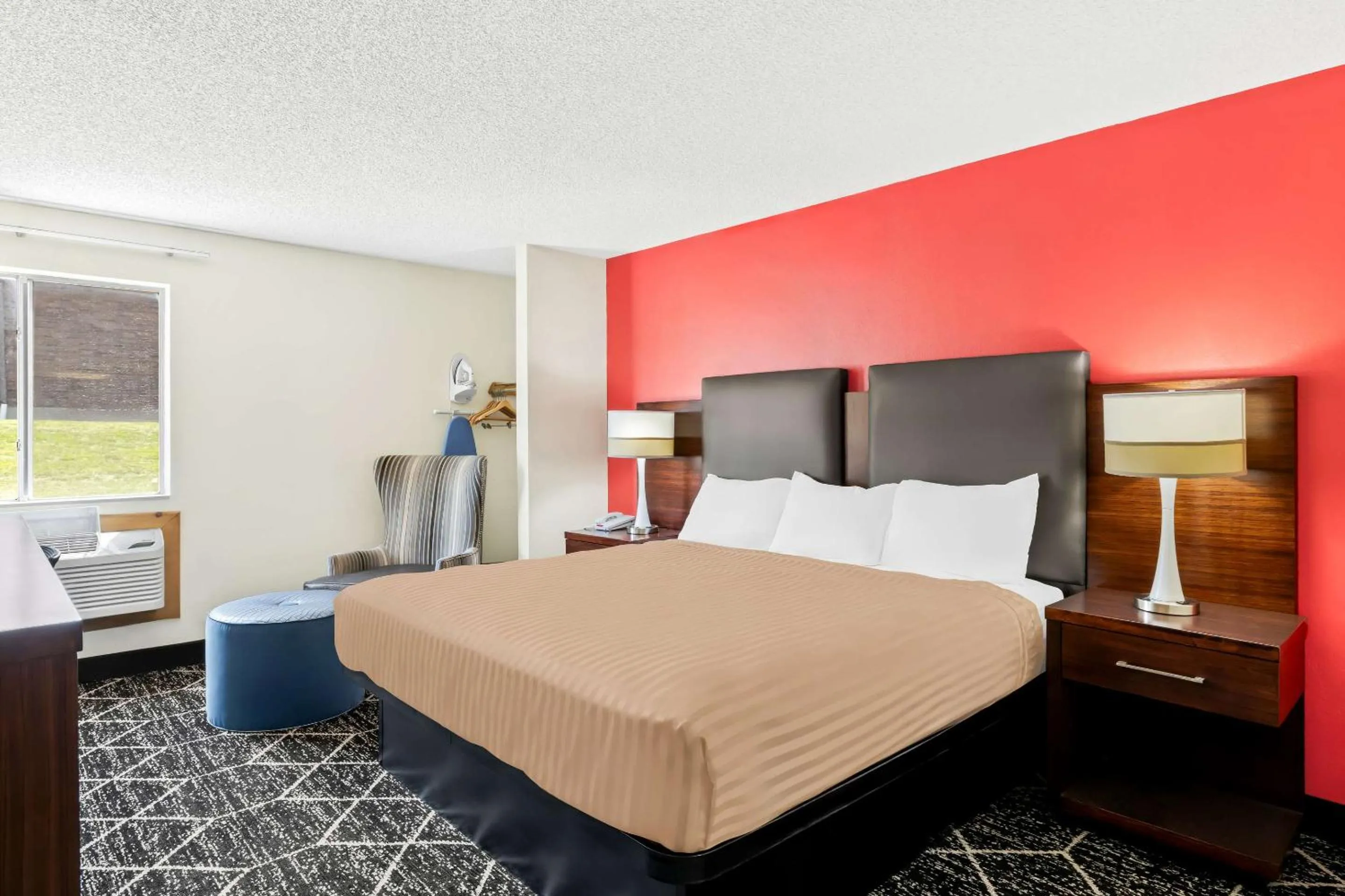 Bedroom, Bed in Econo Lodge Emporia