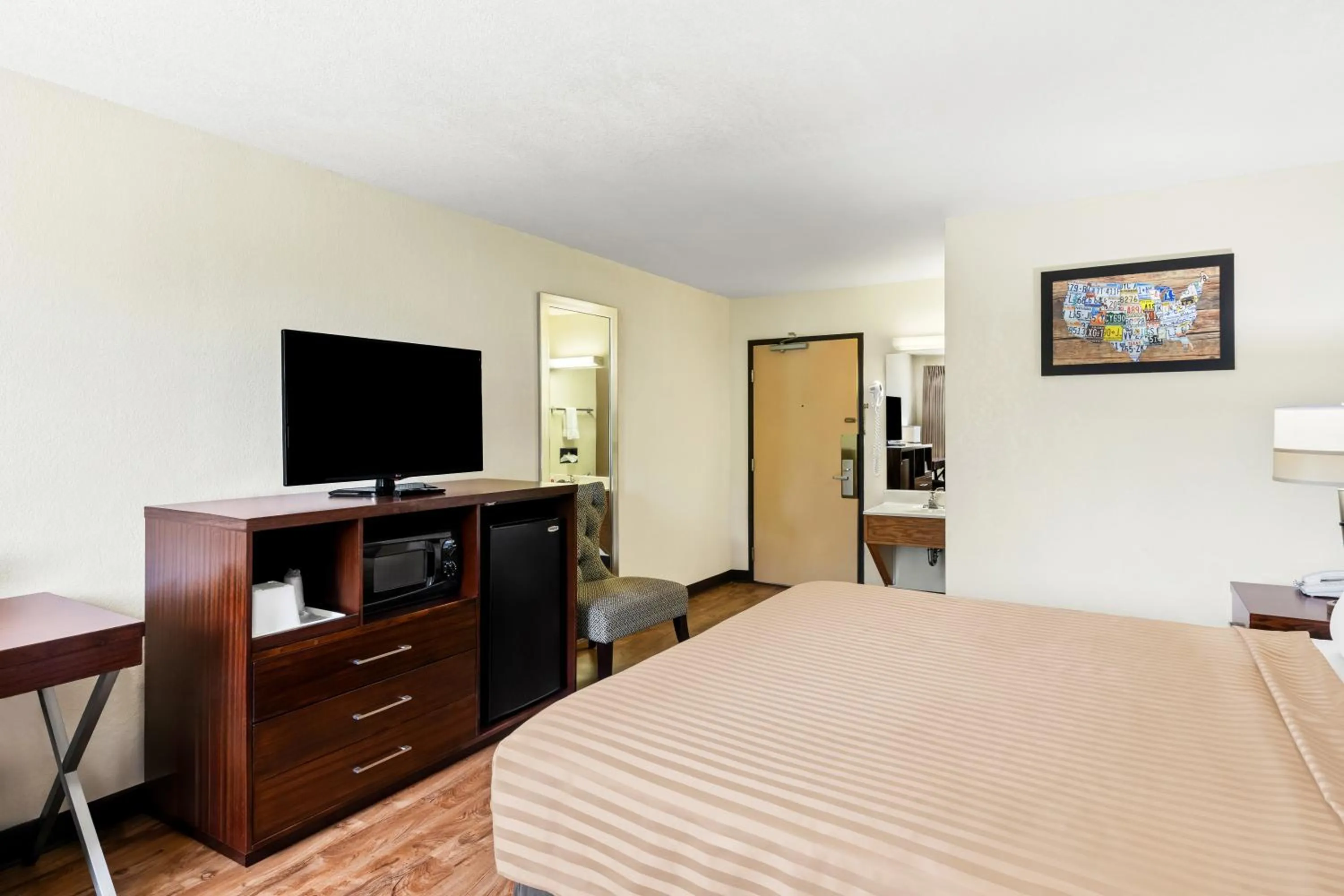 Bedroom, Bed in Econo Lodge Emporia