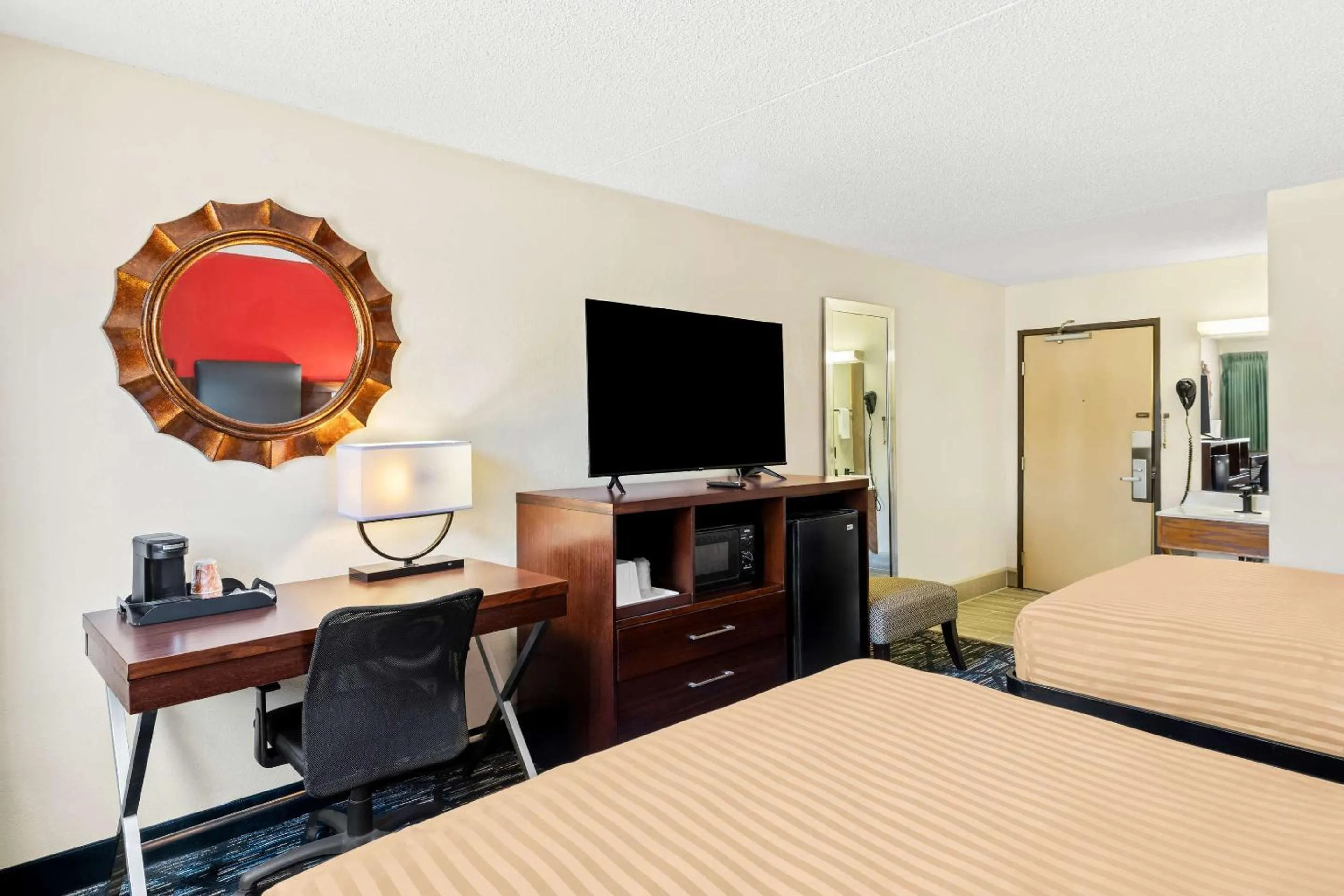 Bedroom, Bed in Econo Lodge Emporia