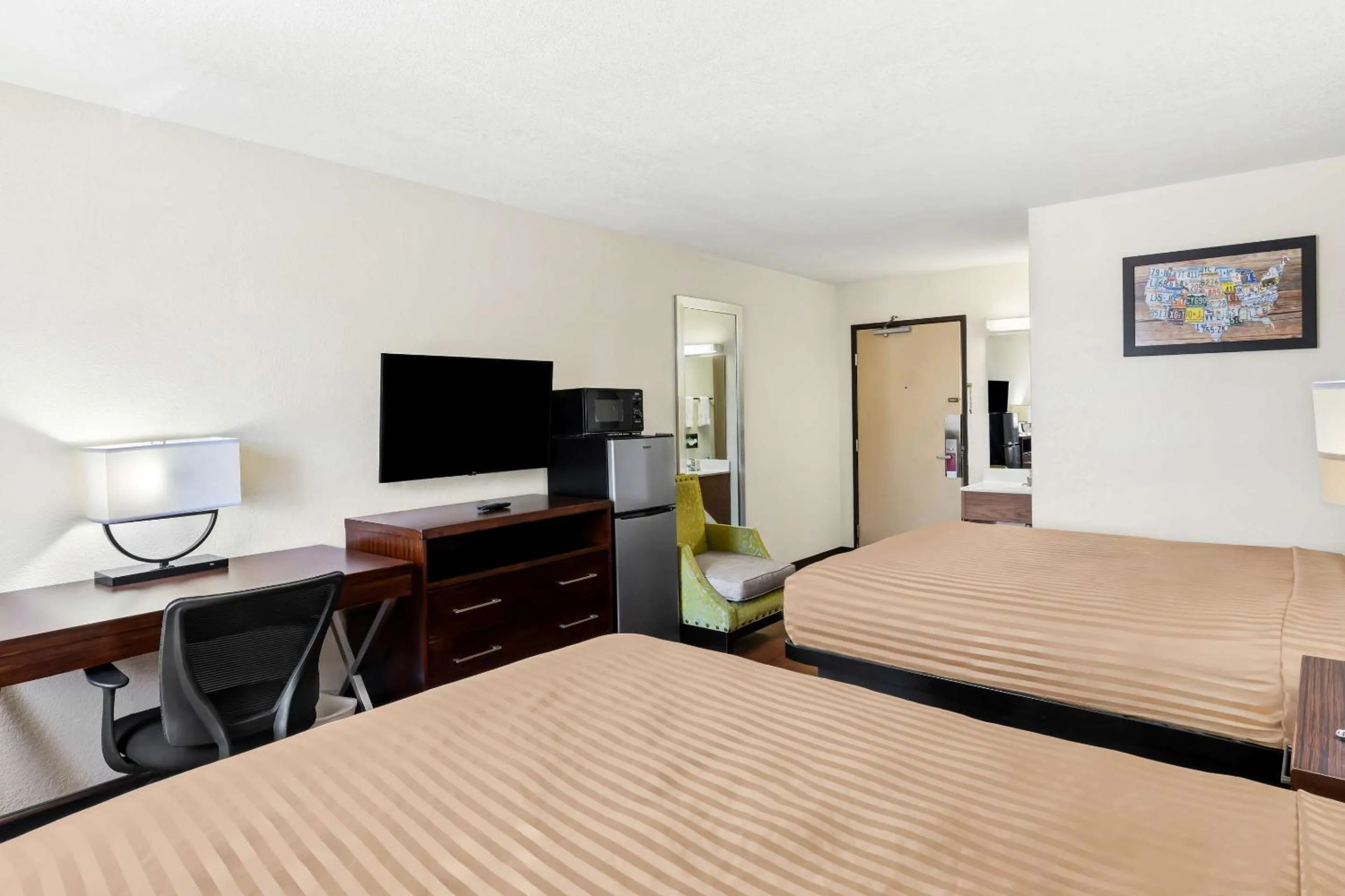 Bedroom, Bed in Econo Lodge Emporia