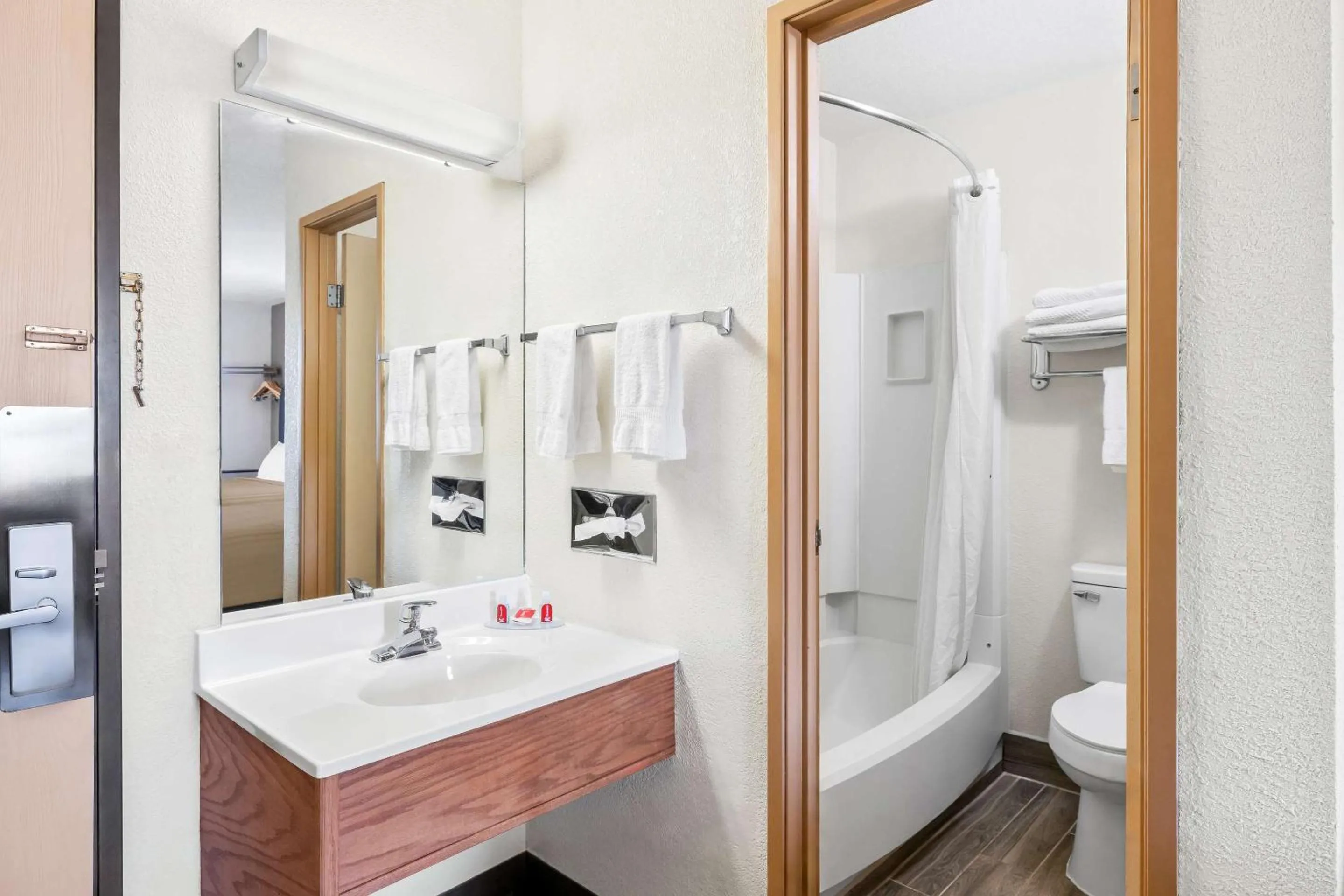 Bedroom in Econo Lodge Emporia