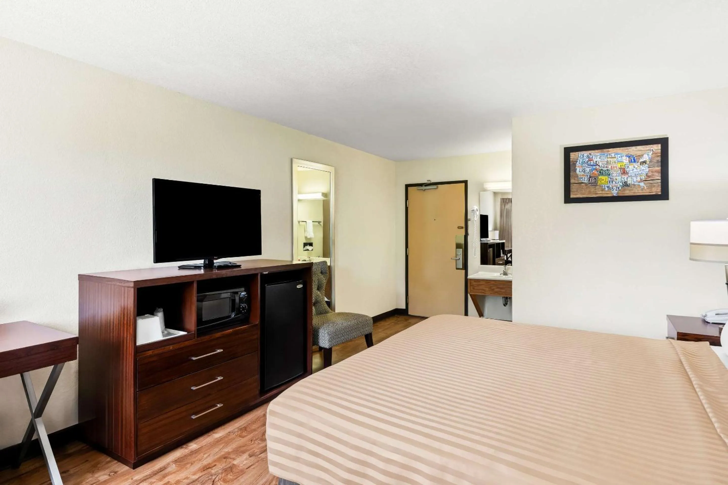 Bedroom, Bed in Econo Lodge Emporia