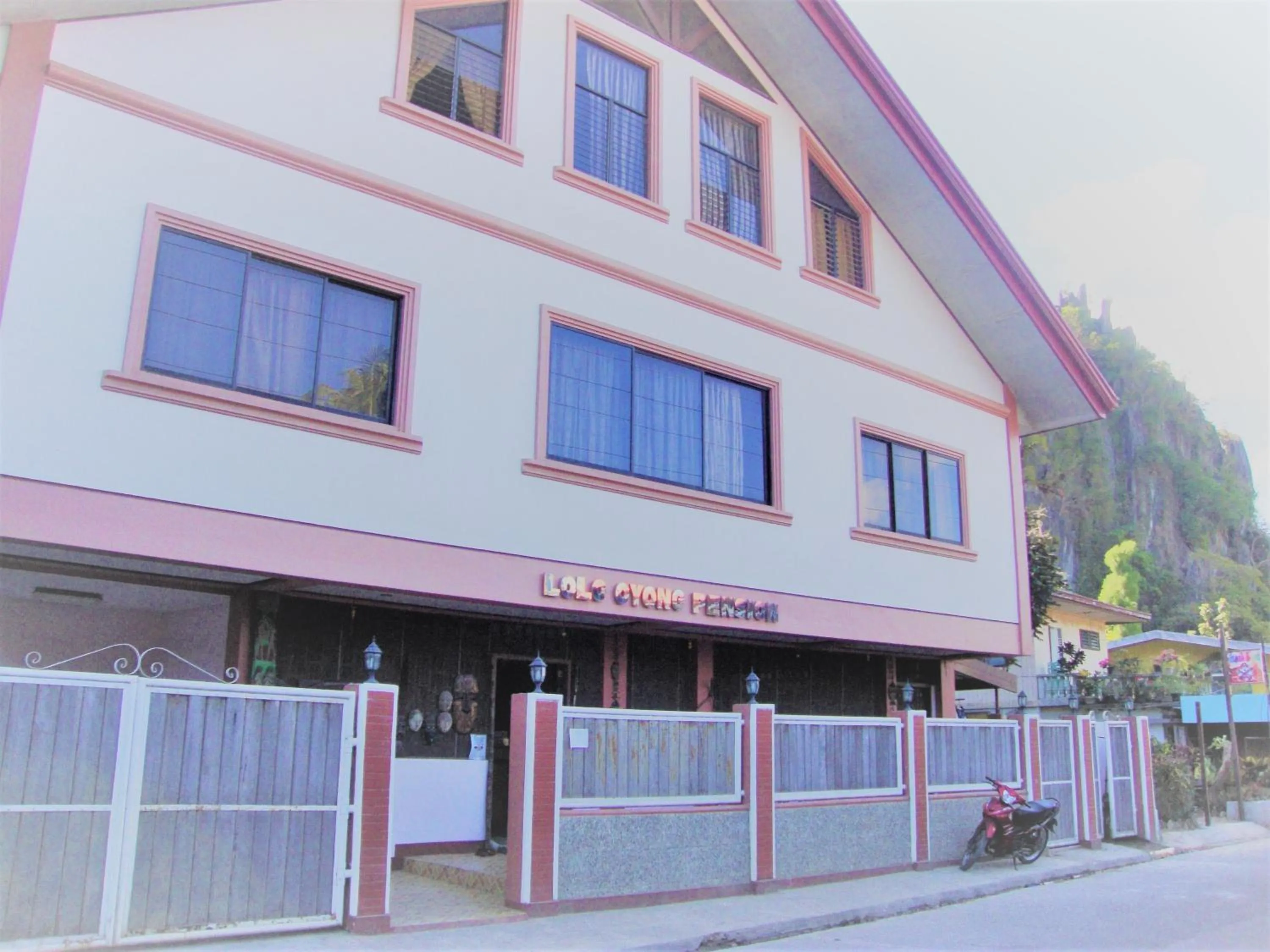 Facade/entrance in Lolo Oyong Pension House