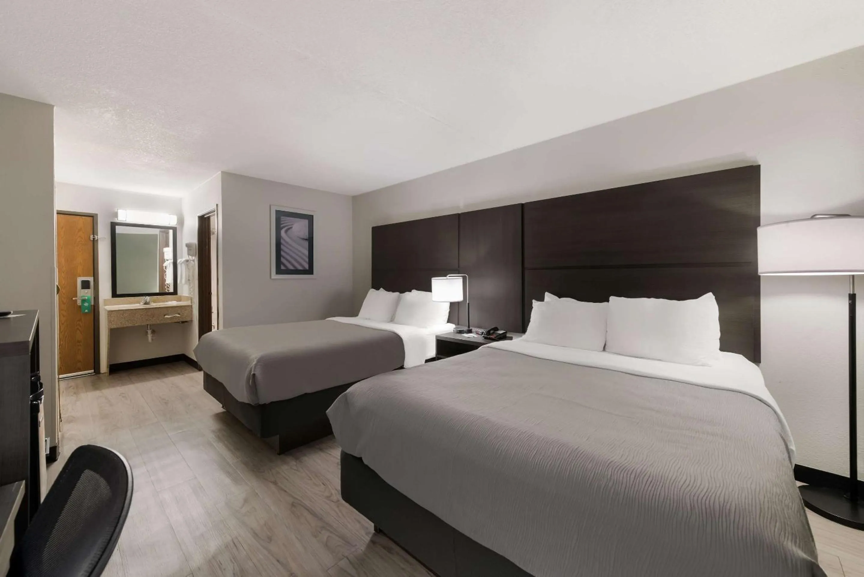 Bedroom, Bed in Quality Inn Merriam Kansas City