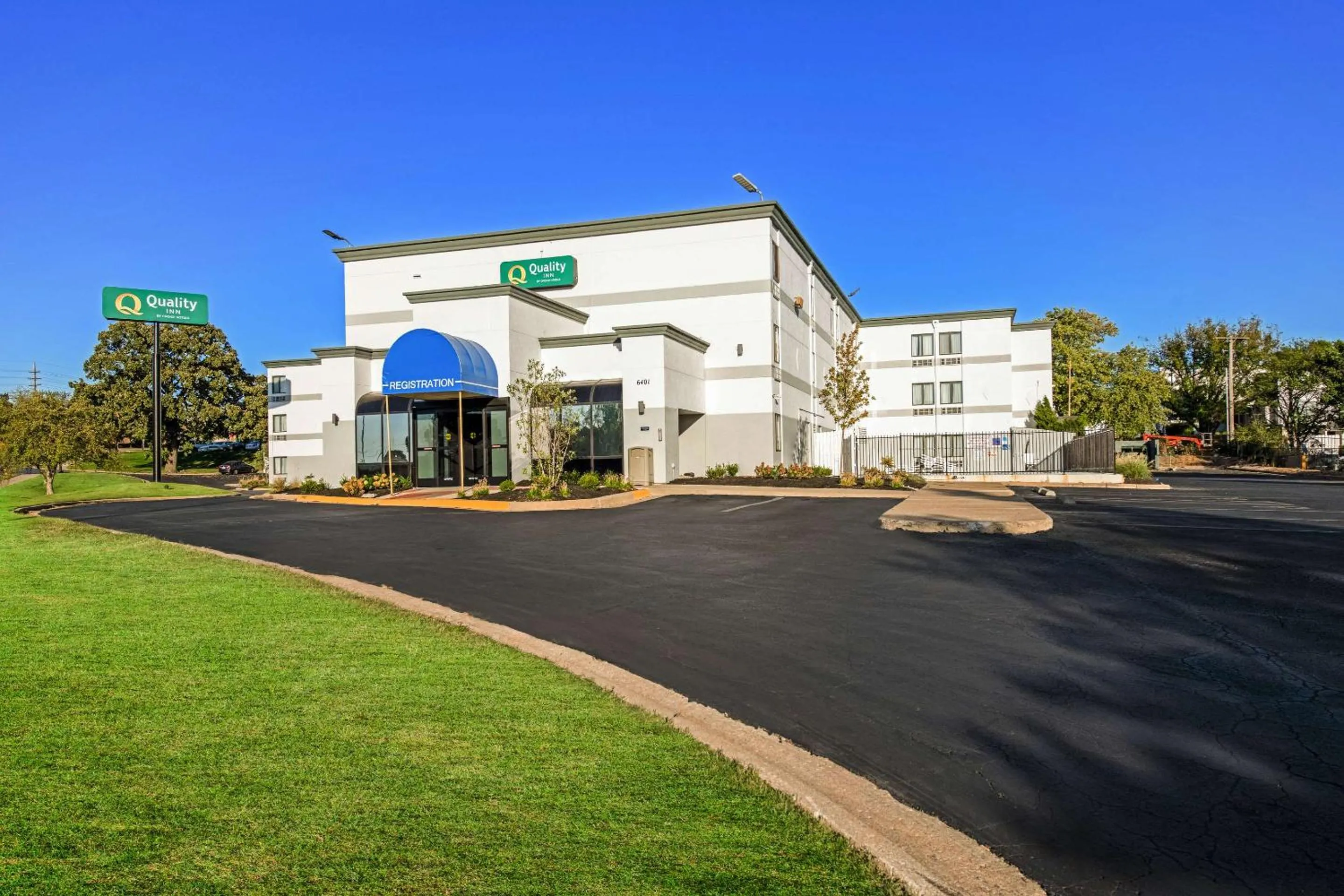 Property building in Quality Inn Merriam Kansas City