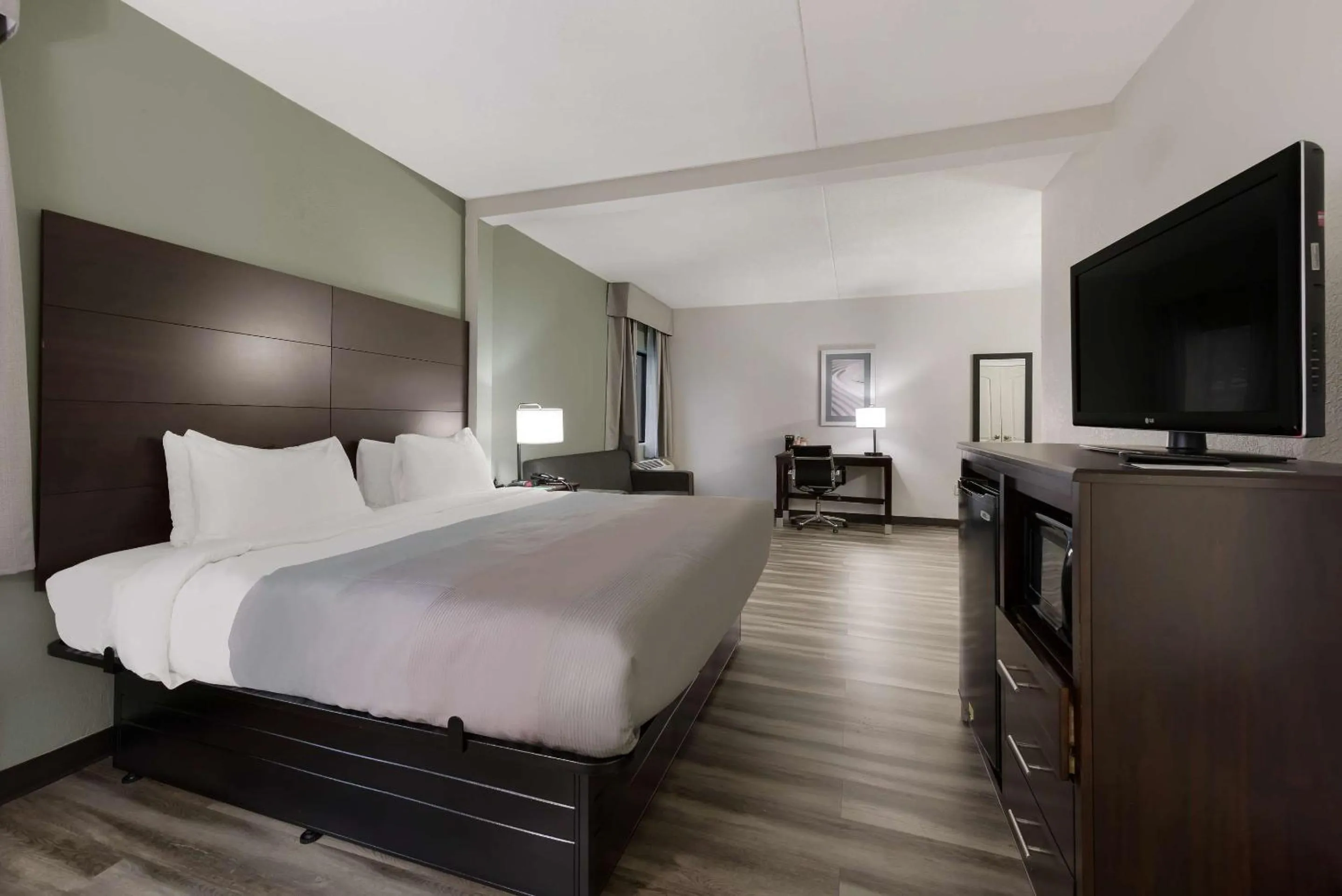 Bedroom, Bed in Quality Inn Merriam Kansas City