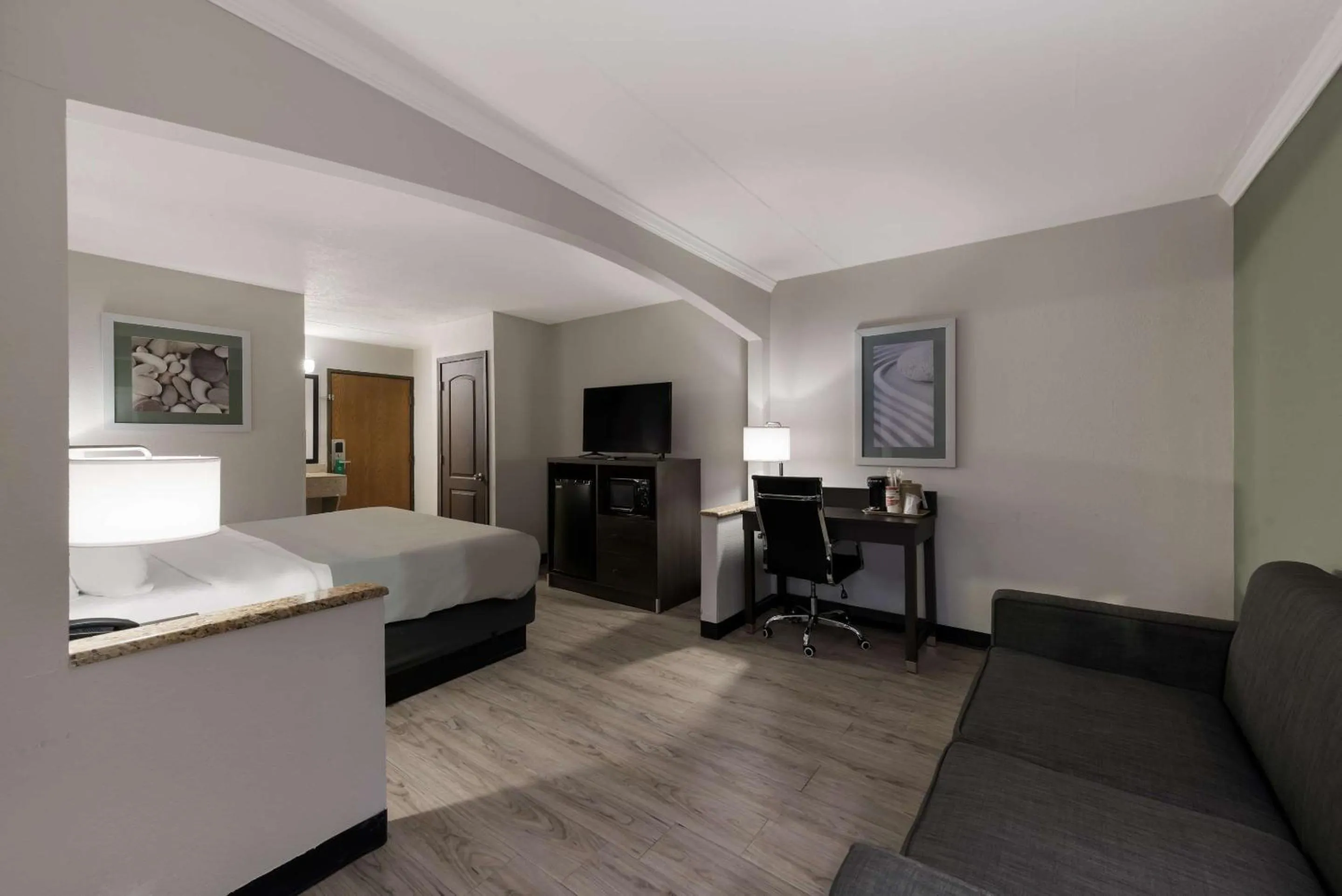 Bedroom, Bed in Quality Inn Merriam Kansas City