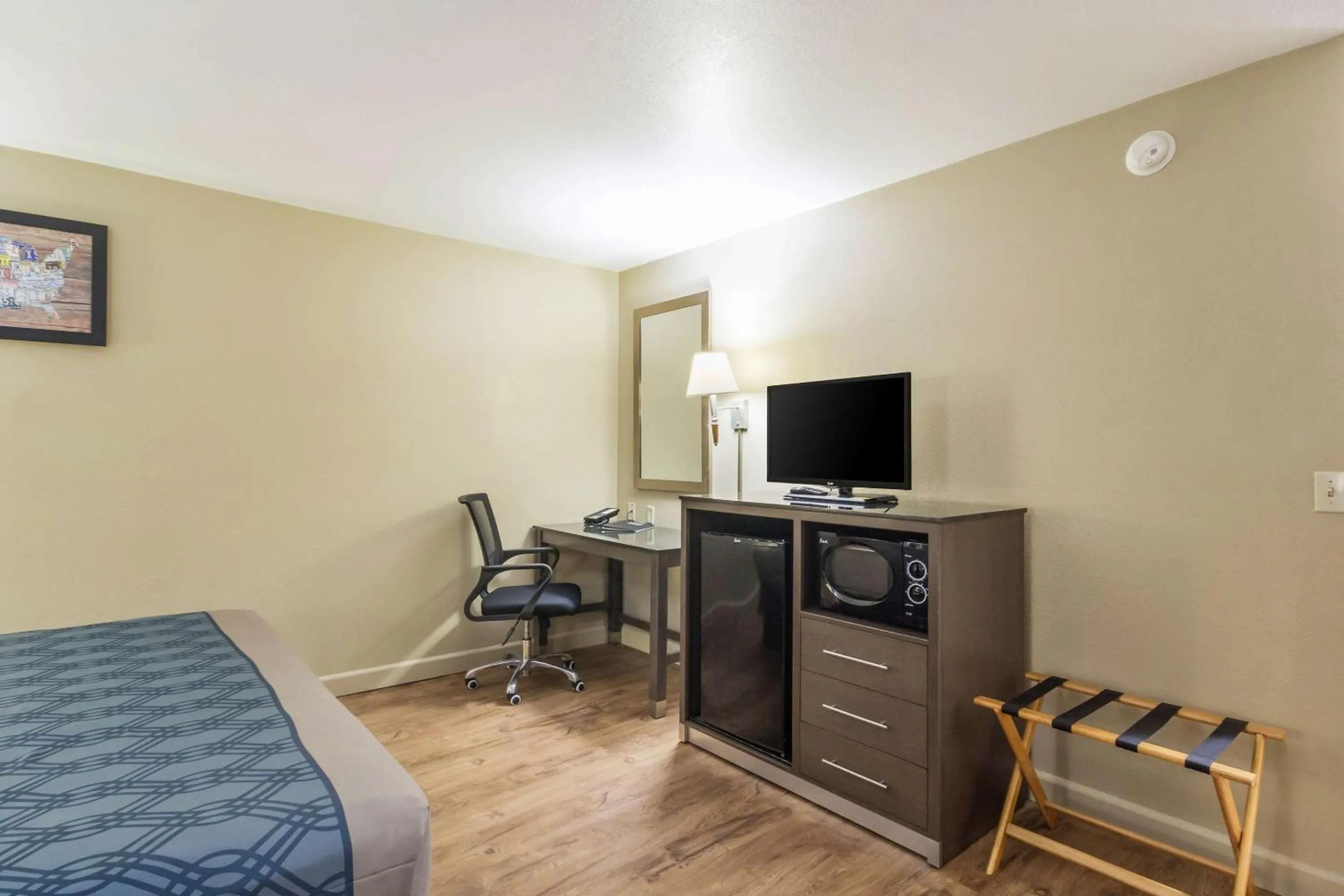 Bedroom, Bed in Econo Lodge Inn & Suites I-35 at Shawnee Mission