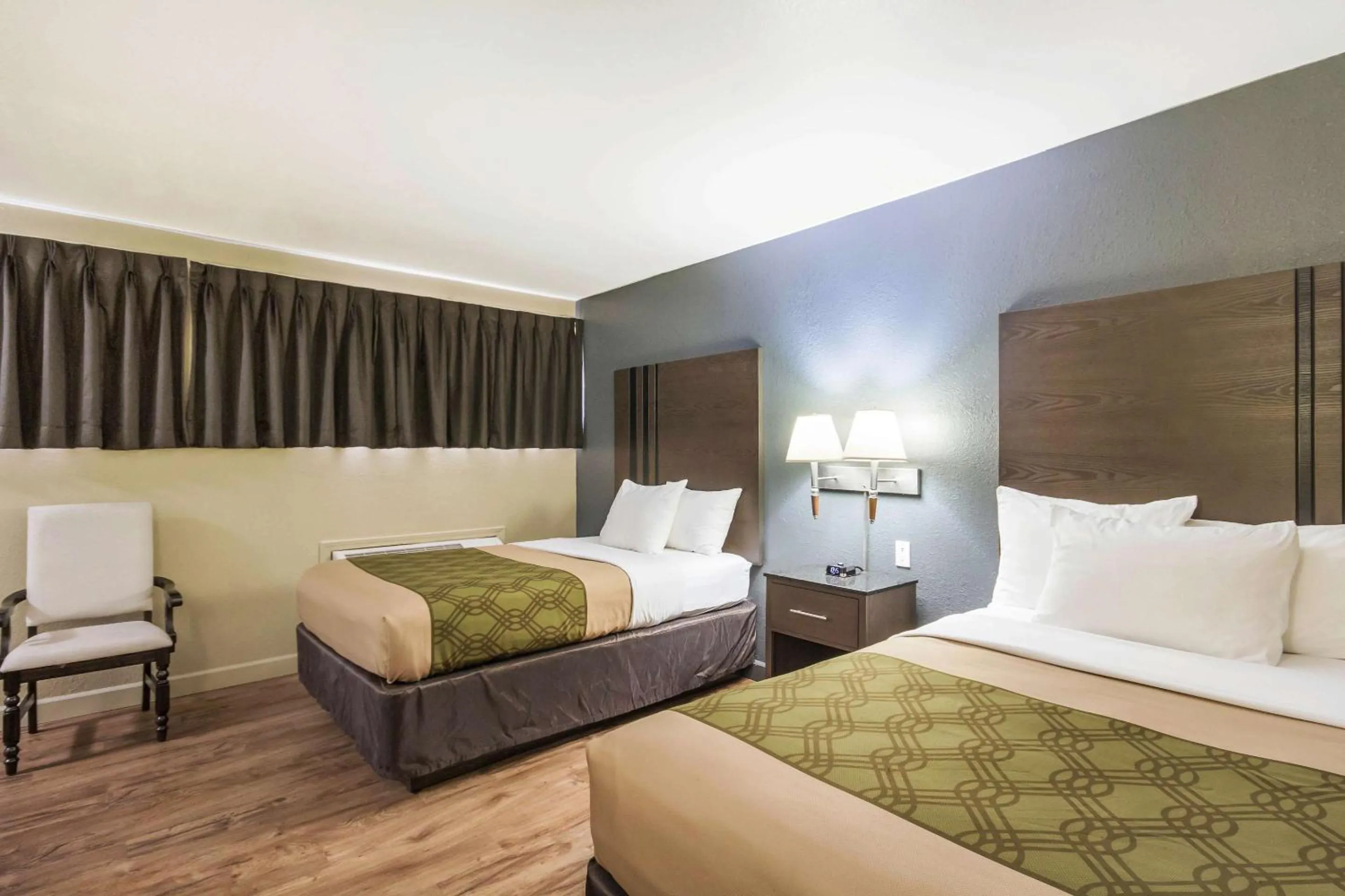 Bedroom, Bed in Econo Lodge Inn & Suites I-35 at Shawnee Mission