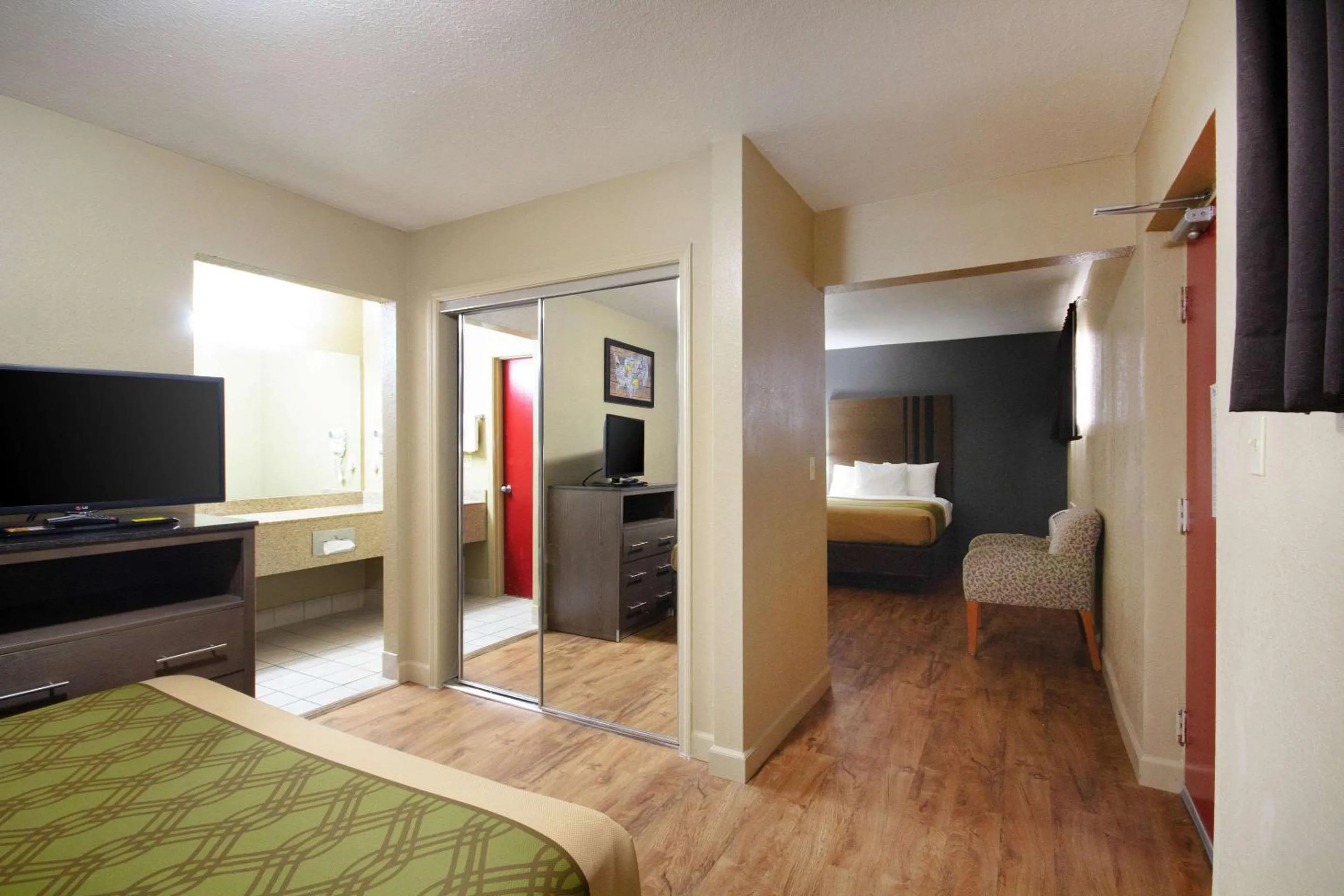 Photo of the whole room, Bed in Econo Lodge Inn & Suites I-35 at Shawnee Mission
