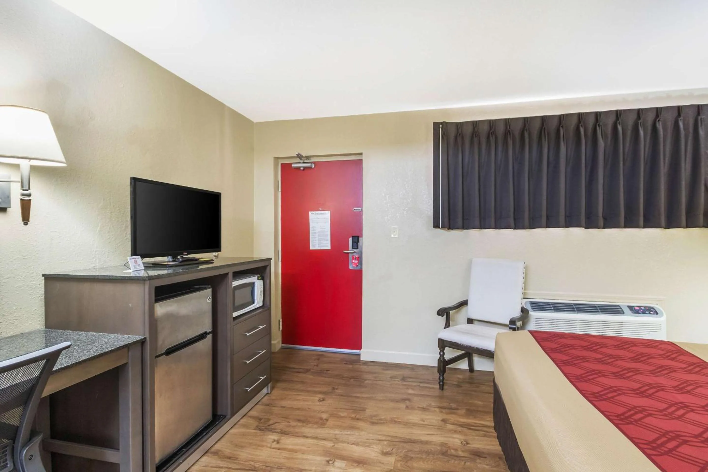 Bedroom, Bed in Econo Lodge Inn & Suites I-35 at Shawnee Mission