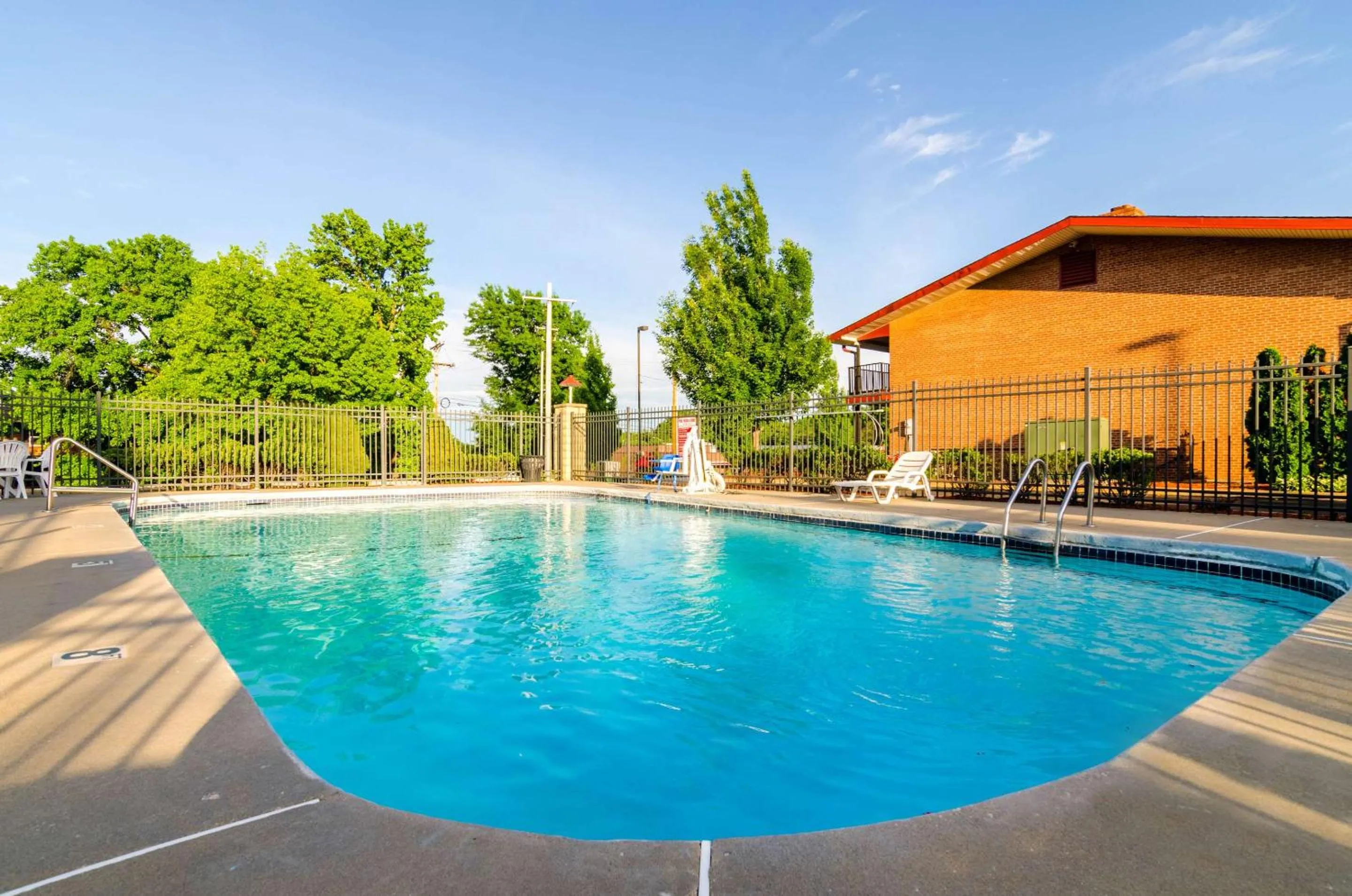 Swimming pool in Econo Lodge Inn & Suites I-35 at Shawnee Mission