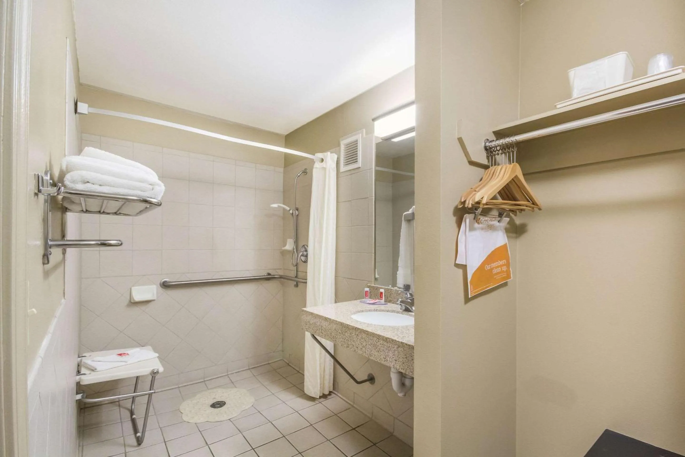 Bathroom in Econo Lodge Inn & Suites I-35 at Shawnee Mission