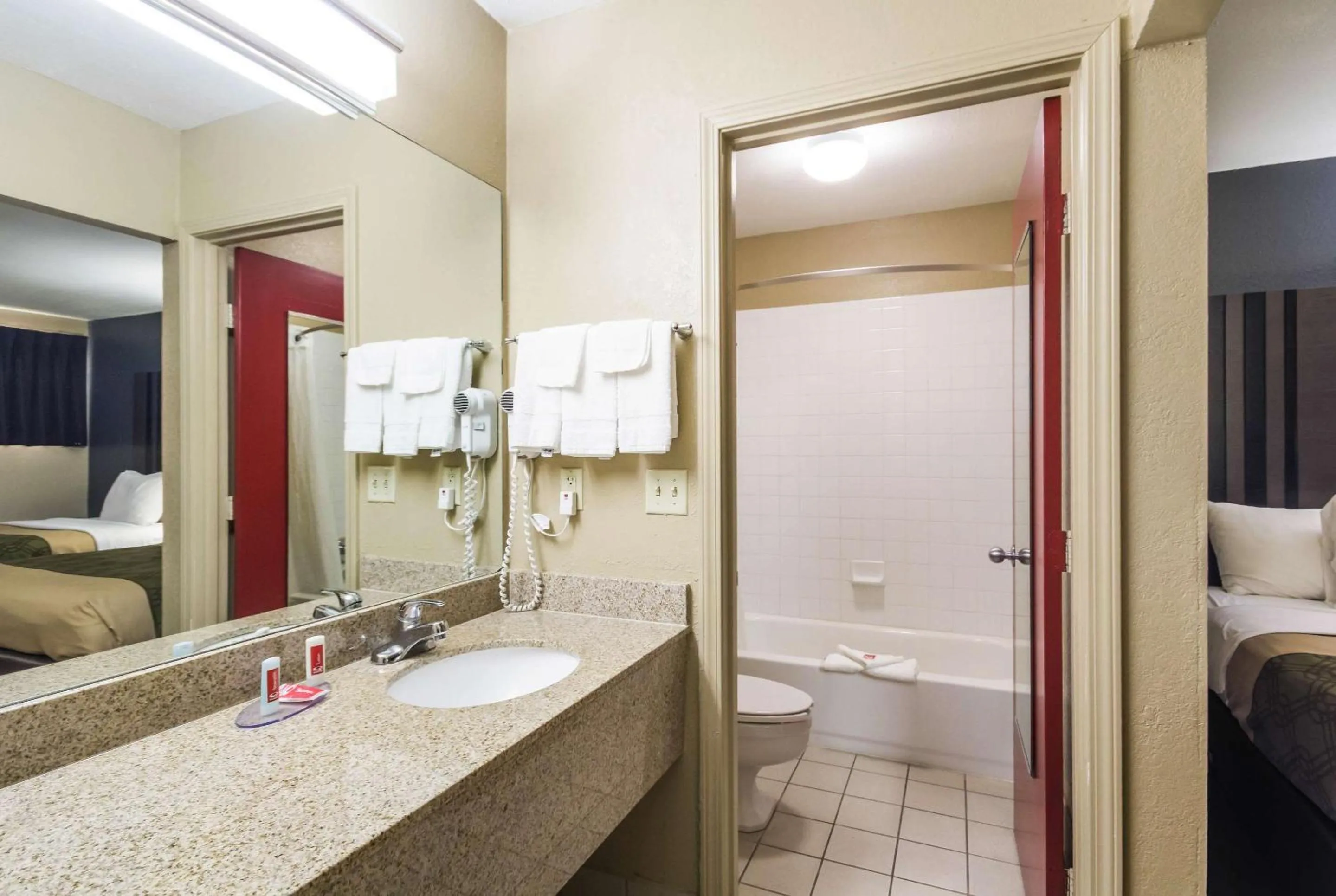 Bedroom, Bed in Econo Lodge Inn & Suites I-35 at Shawnee Mission