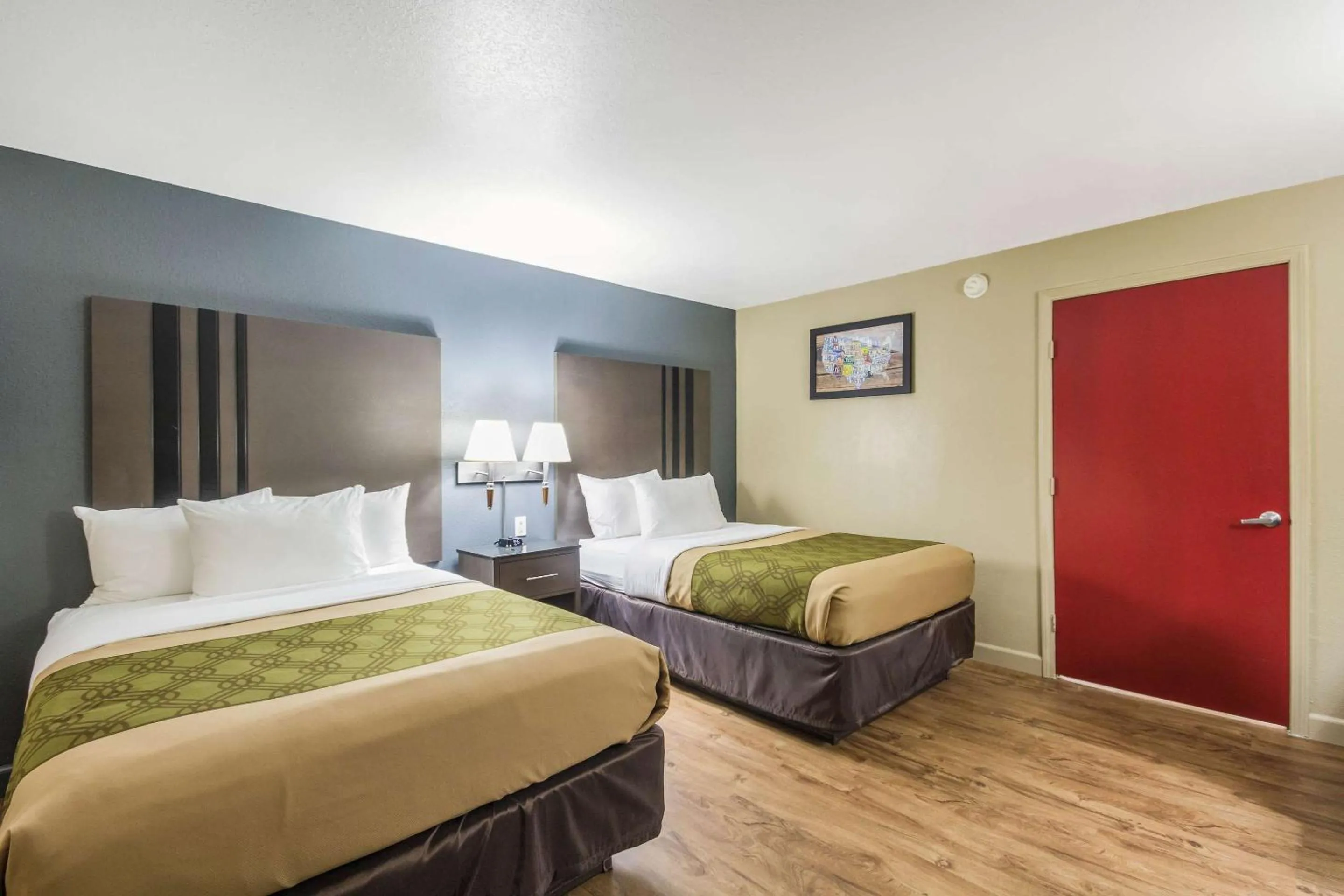 Bedroom, Bed in Econo Lodge Inn & Suites I-35 at Shawnee Mission