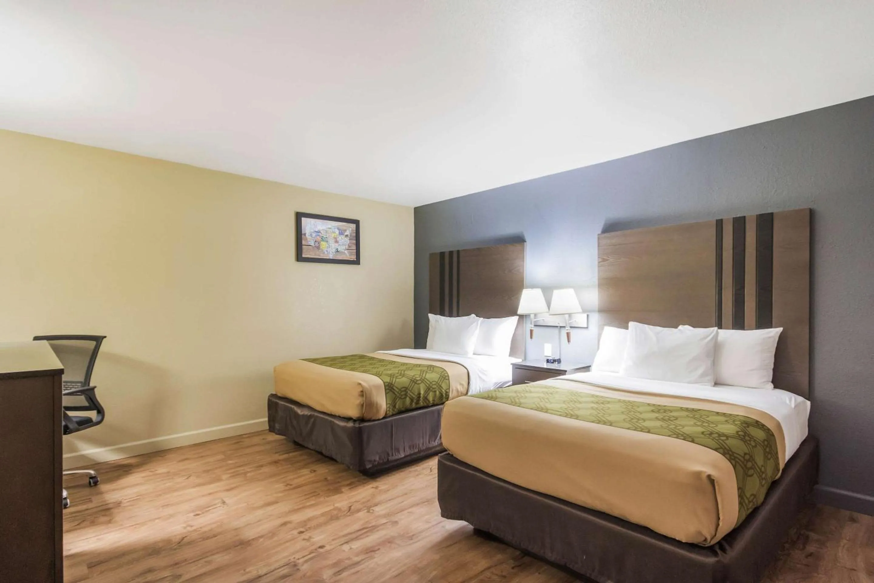 Bedroom, Bed in Econo Lodge Inn & Suites I-35 at Shawnee Mission