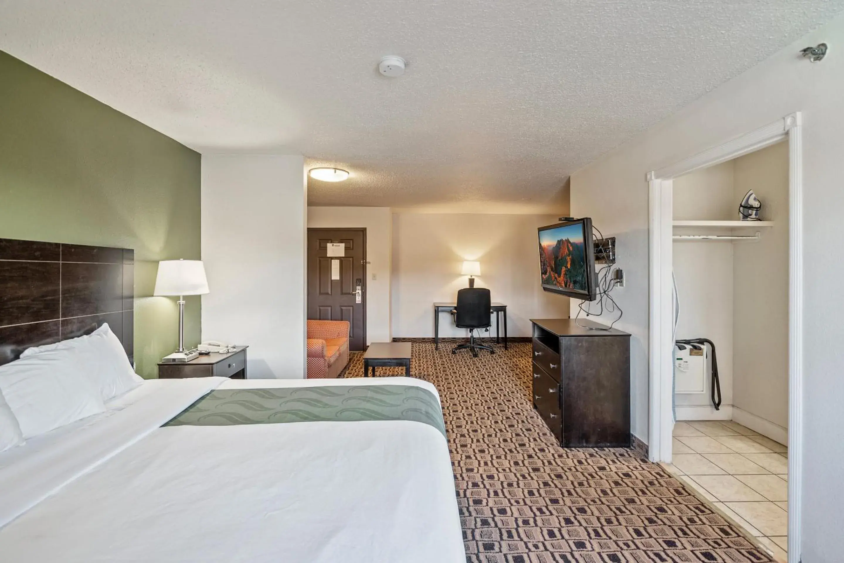 Deluxe King Suite - Non-Smoking in Coratel Plus Suites Wichita West Airport Deluxe King Suite - Non-Smoking in Coratel Plus Suites Wichita West Airport