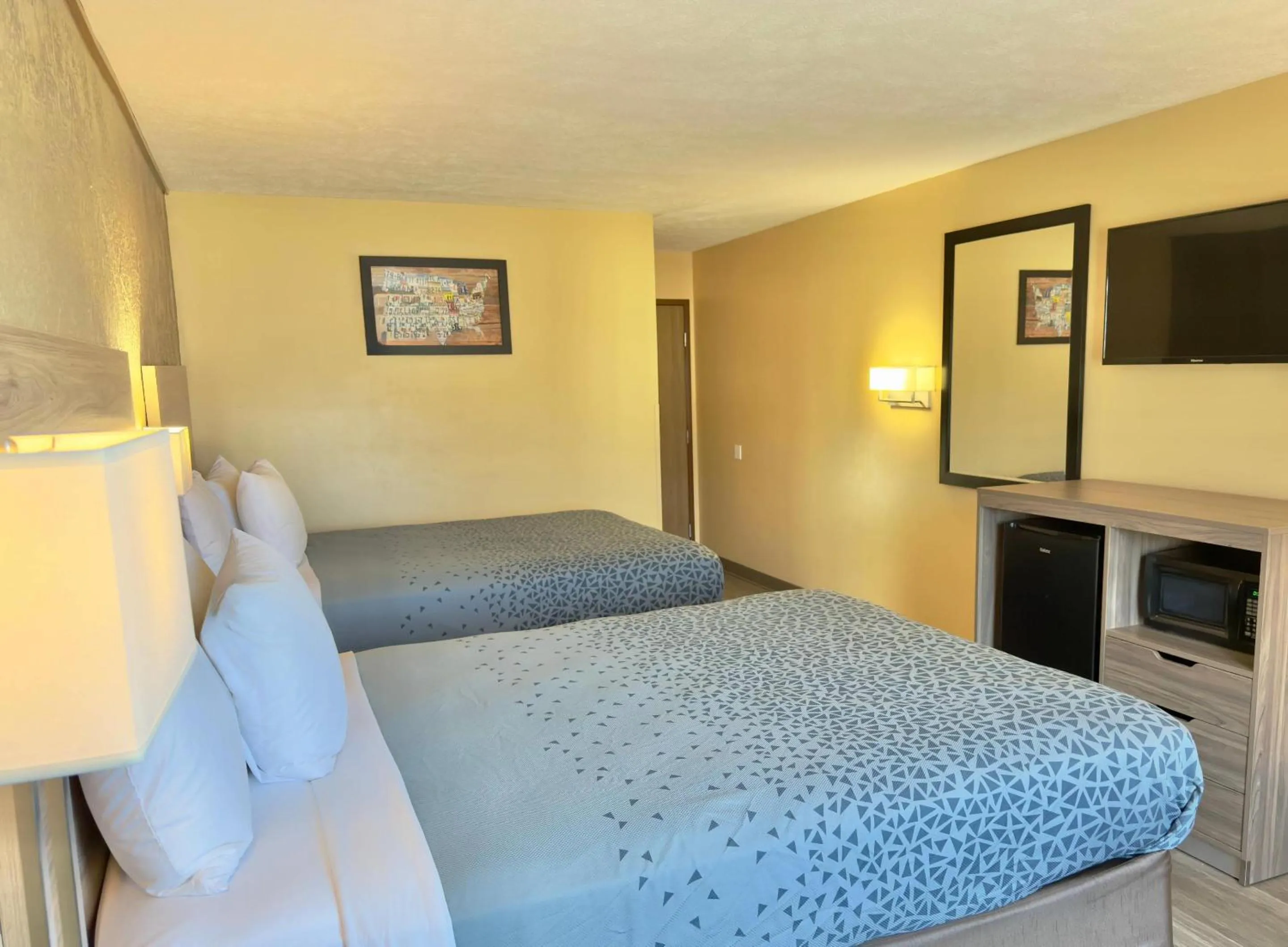 Bedroom, Bed in Econo Lodge Lansing - Leavenworth