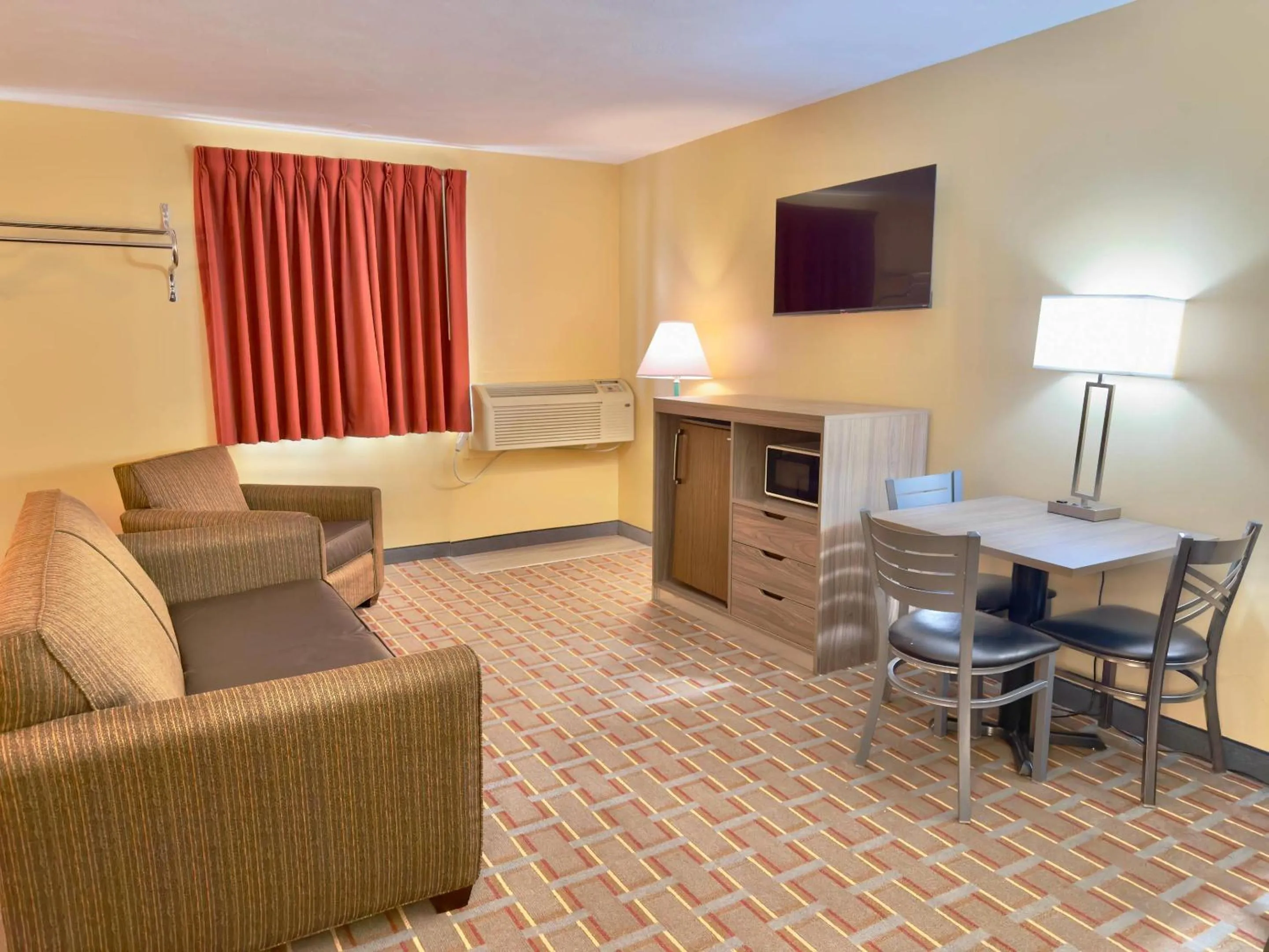 Bedroom in Econo Lodge Lansing - Leavenworth