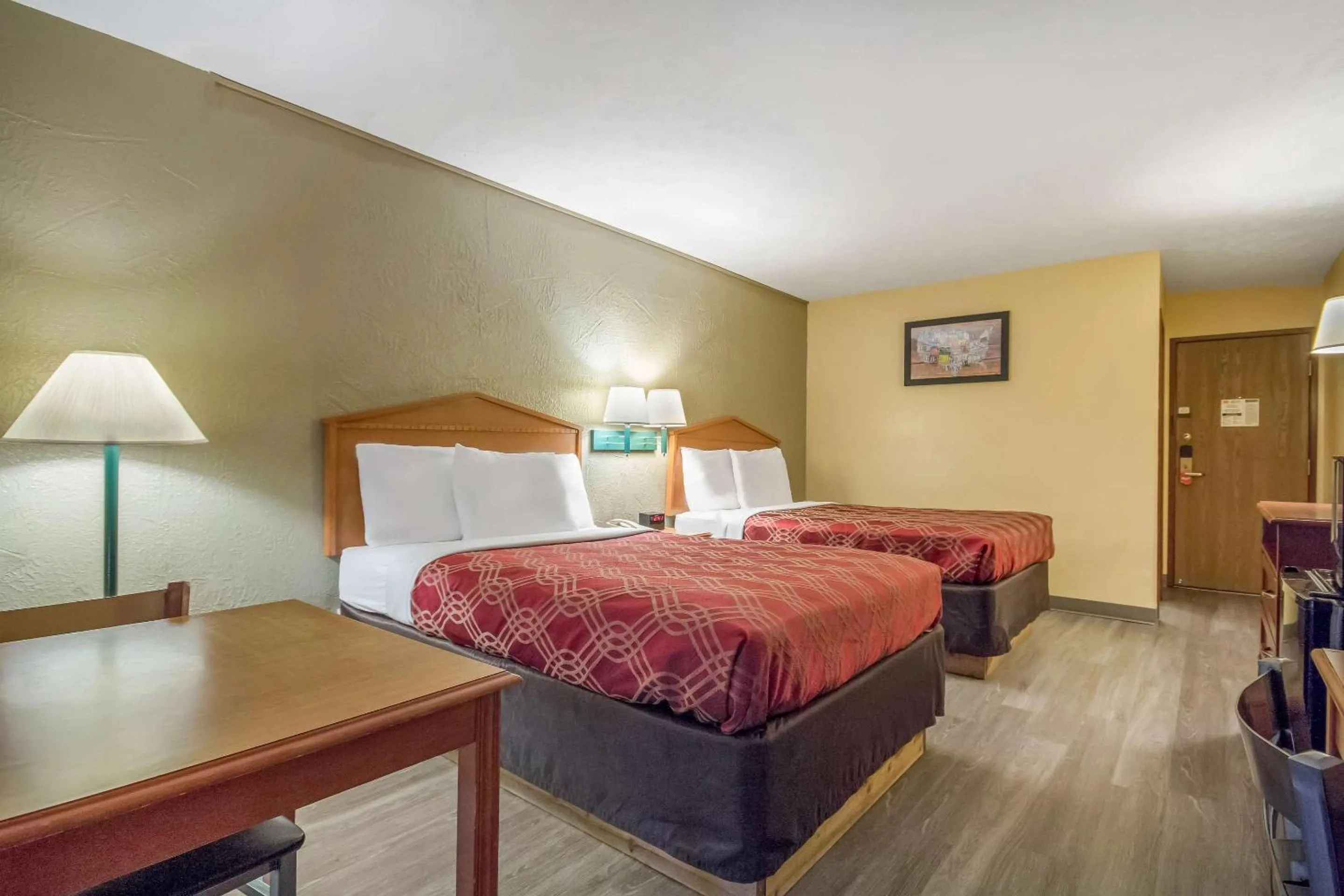 Bedroom, Bed in Econo Lodge Lansing - Leavenworth