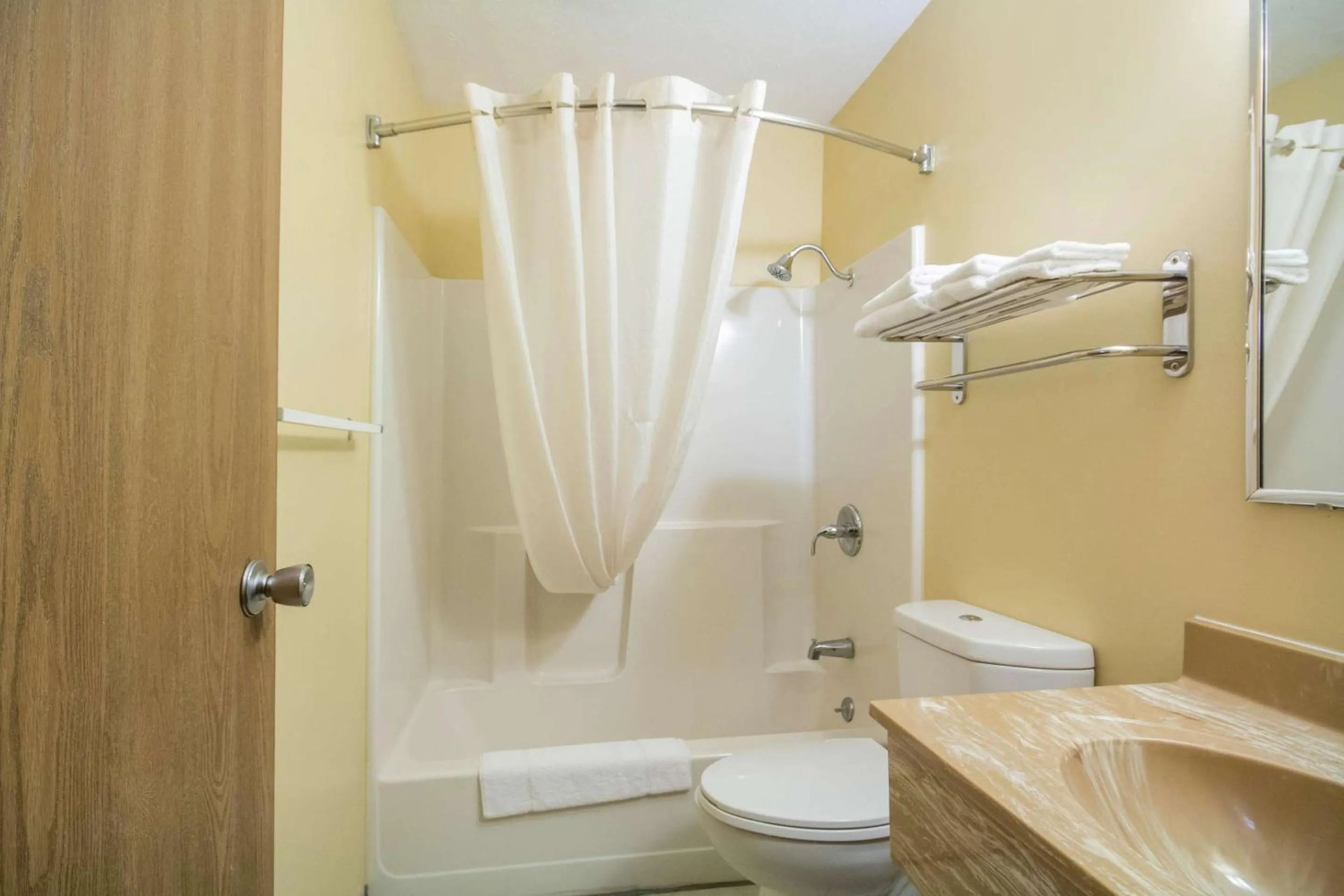 Bedroom in Econo Lodge Lansing - Leavenworth