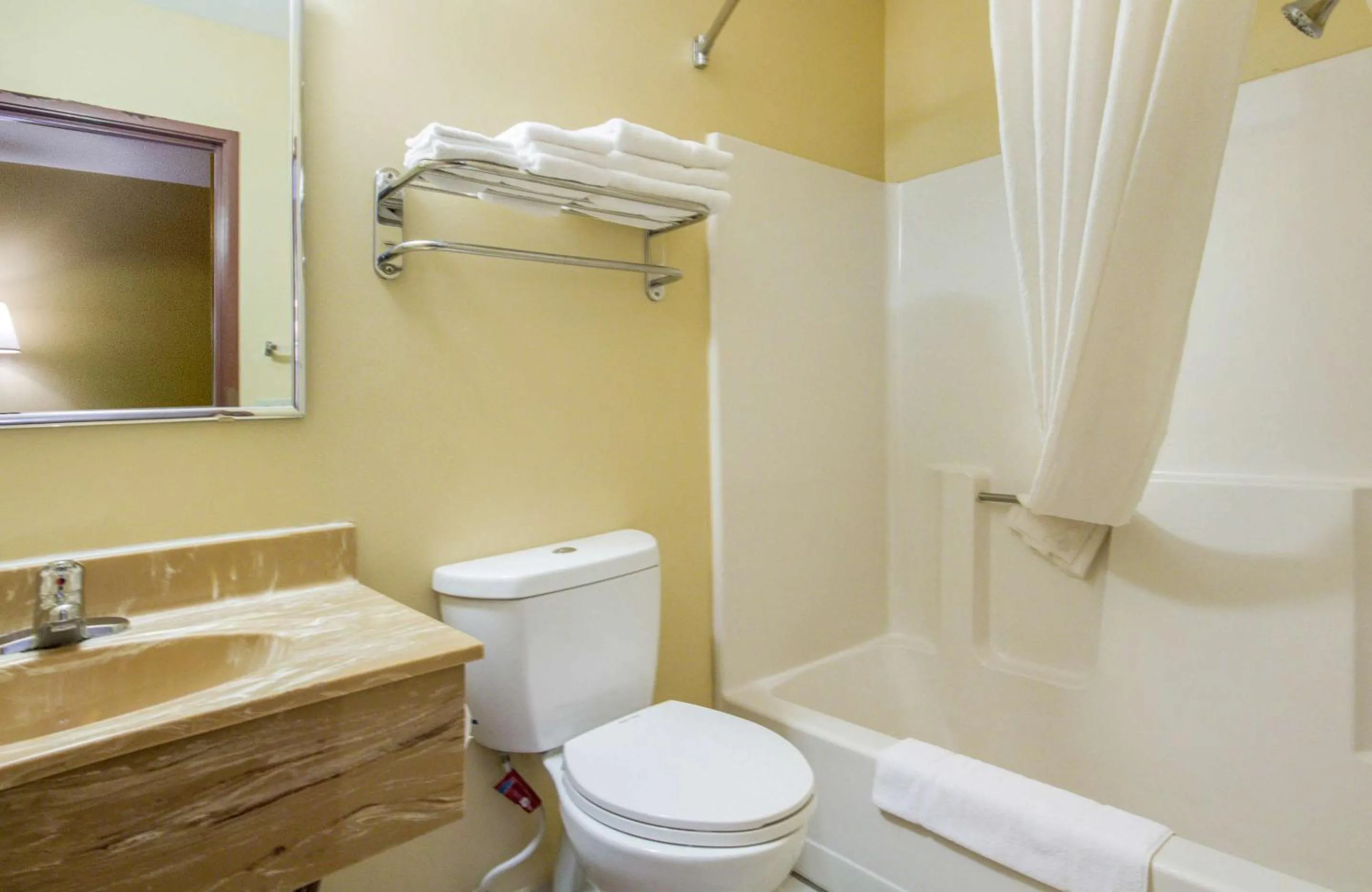 Bedroom in Econo Lodge Lansing - Leavenworth