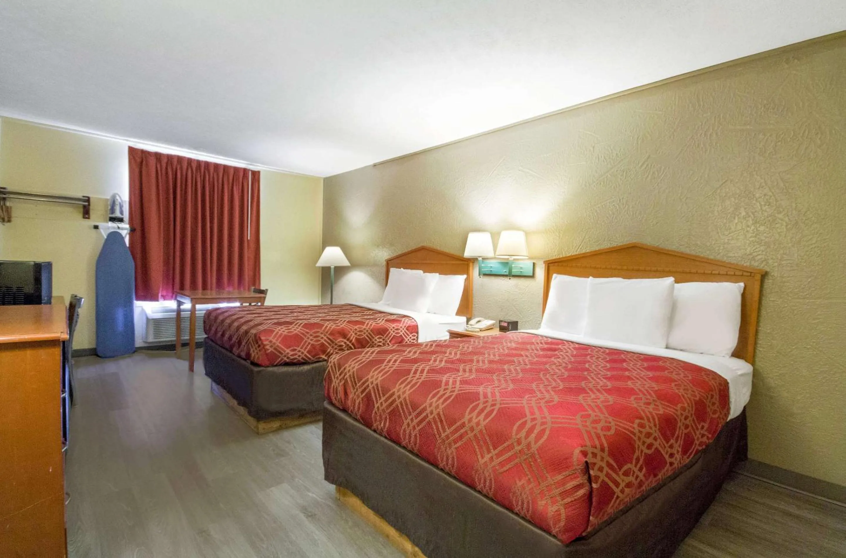 Bedroom, Bed in Econo Lodge Lansing - Leavenworth