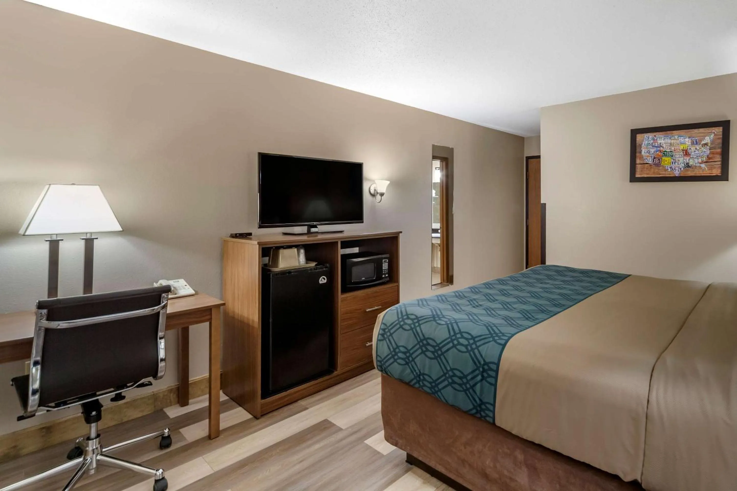 Bedroom, Bed in Econo Lodge Hays I-70