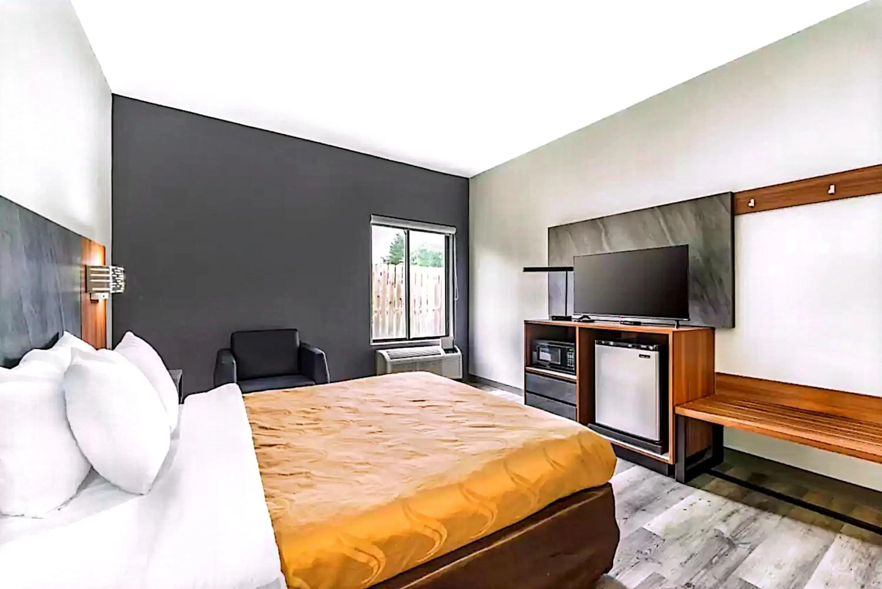 Bed in Quality Inn & Suites Manhattan