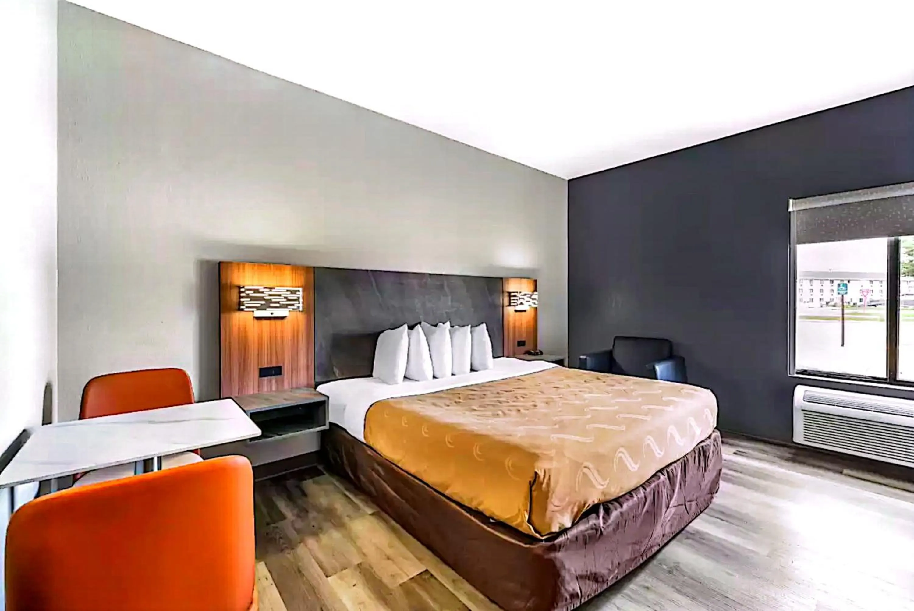 Bed in Quality Inn & Suites Manhattan