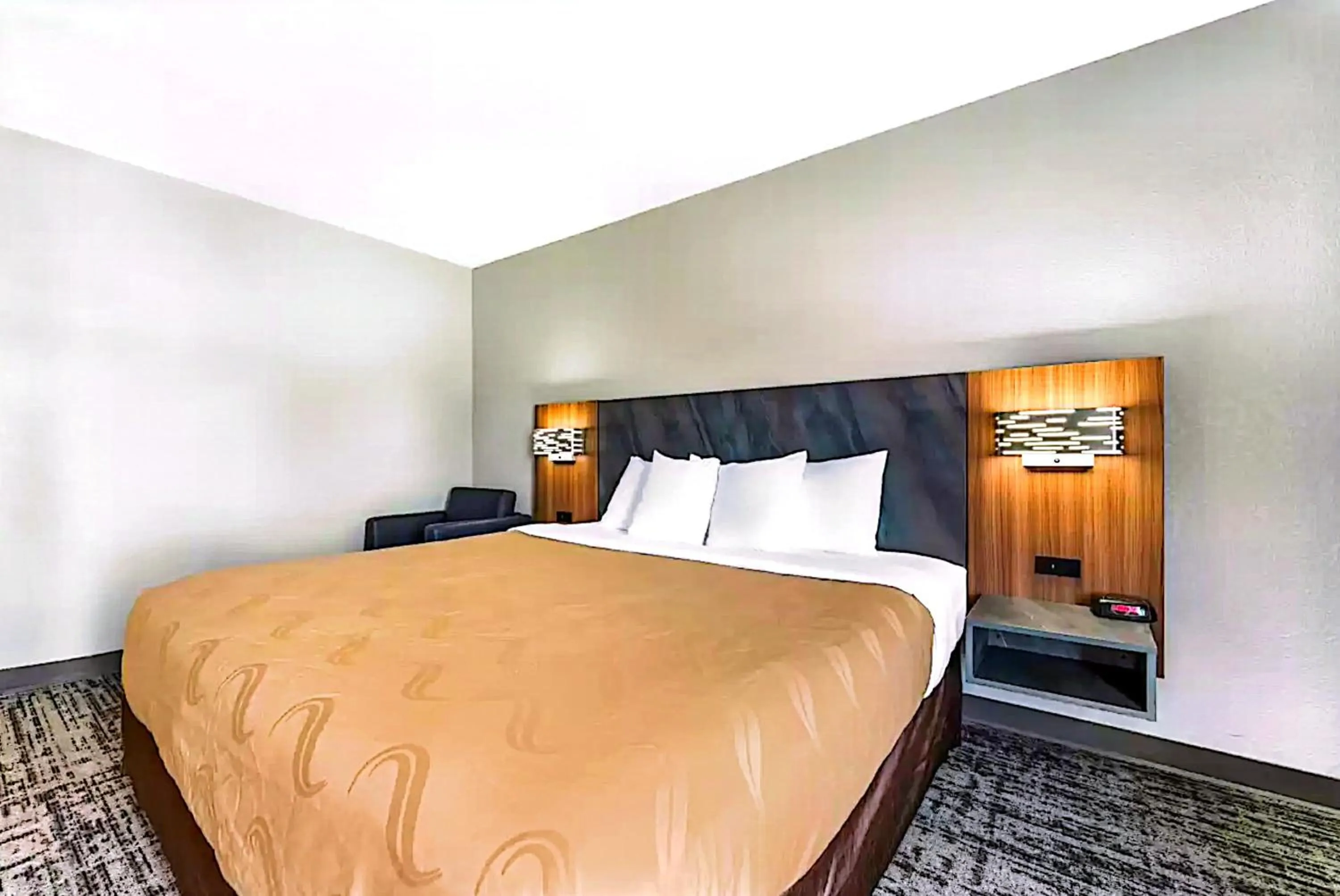 Bed in Quality Inn & Suites Manhattan