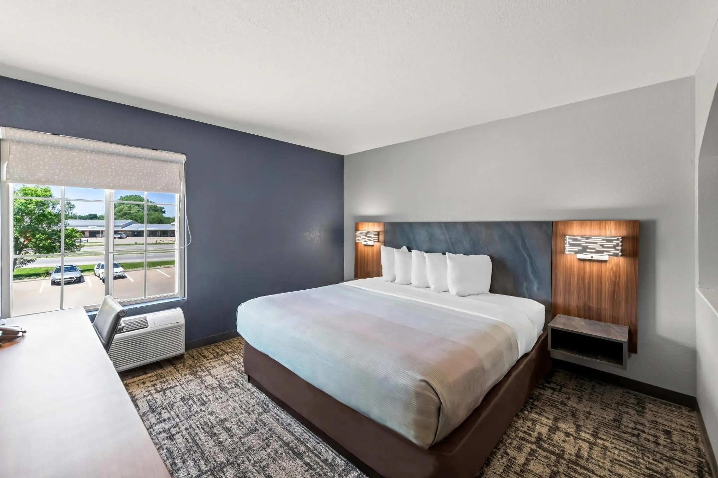 Bedroom, Bed in Quality Inn & Suites Manhattan