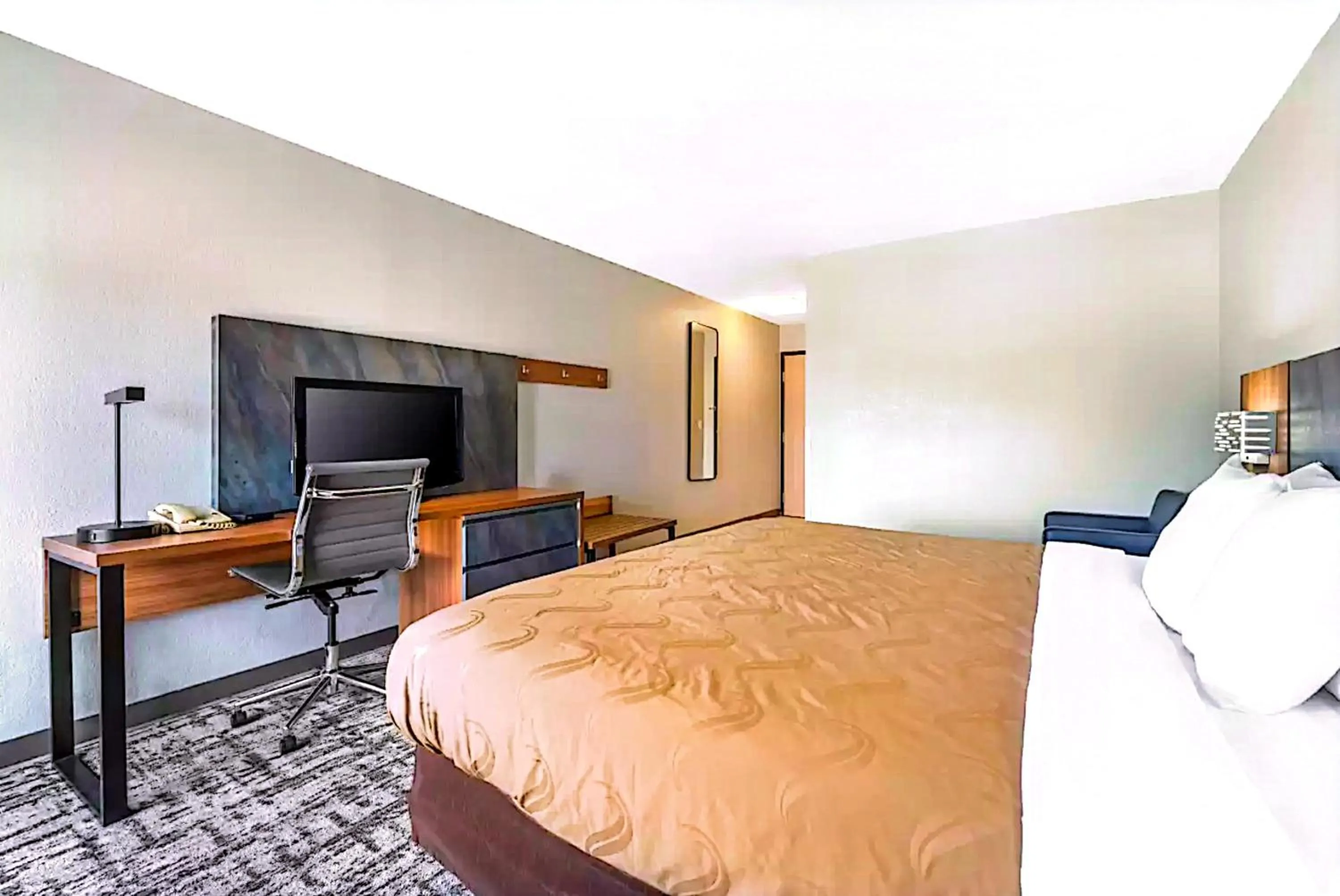 Bed in Quality Inn & Suites Manhattan