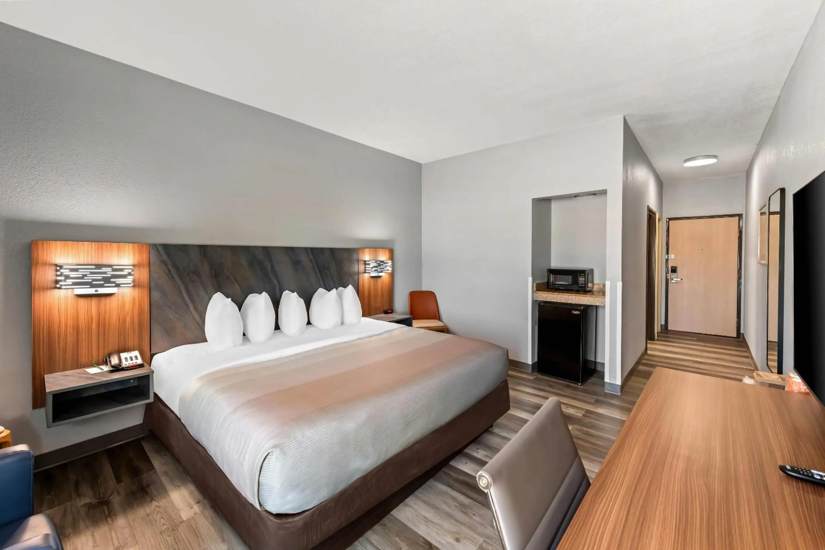 Bedroom, Bed in Quality Inn & Suites Manhattan